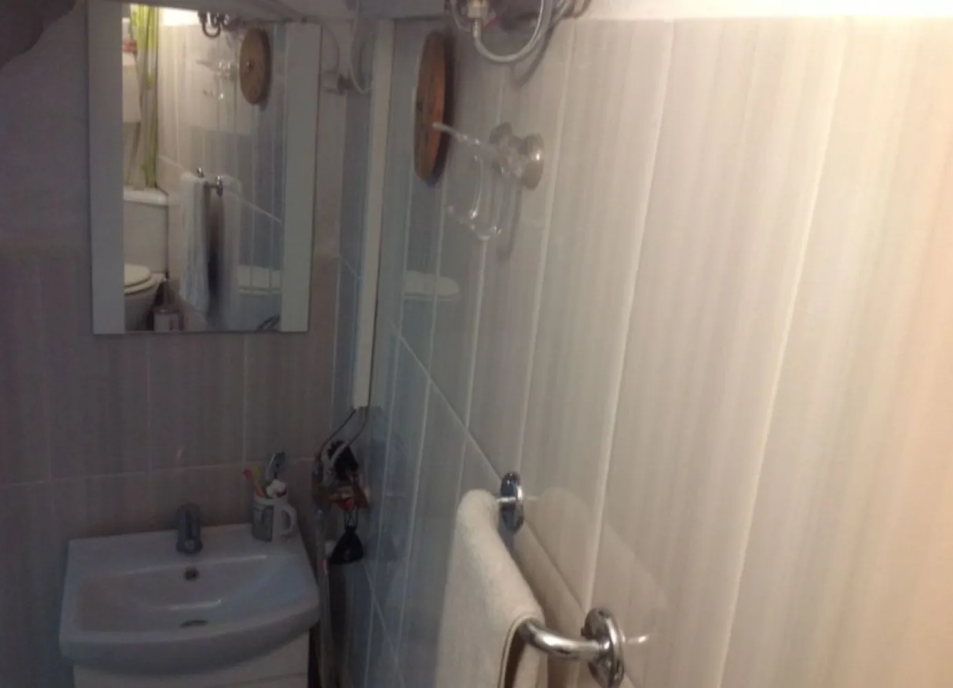Apartament 3 camere de vanzare 57 mp Uniri - Metropoliei - Agentia Europa vinde un apartament 3 camere zona Uniri , Mitropolie, intr-o residenta privata P+ 3 , cu curte , verdeata, demisol inalt , totul refacut in 2019, baie, bucatarie mobilata, instalatie electrica noua, ,instalatie apa -noua, contor citire de la distanta pentru apa, ,incalzire cu calorifere electrice, ,gaz la bucatarie ,usi si geamuri termopane ,gresie , faianata , totul nou, zugravit.