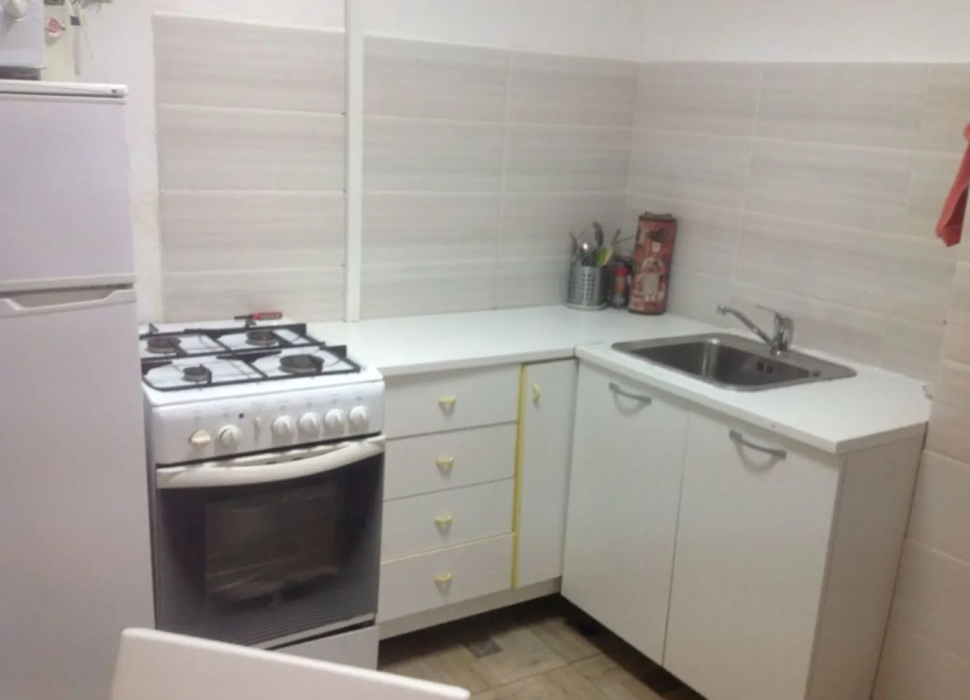 Apartament 3 camere de vanzare 57 mp Uniri - Metropoliei - Agentia Europa vinde un apartament 3 camere zona Uniri , Mitropolie, intr-o residenta privata P+ 3 , cu curte , verdeata, demisol inalt , totul refacut in 2019, baie, bucatarie mobilata, instalatie electrica noua, ,instalatie apa -noua, contor citire de la distanta pentru apa, ,incalzire cu calorifere electrice, ,gaz la bucatarie ,usi si geamuri termopane ,gresie , faianata , totul nou, zugravit.