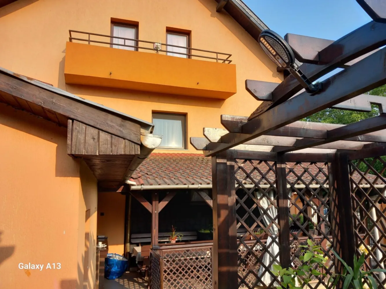 BRASADAS vinde casa individuala 4 cam teren 355mp Botizului - Agenția imobiliara BRASADAS vinde casa construita in 2000 cu 4 camere situata in zona Botizului cu teren aferent de 355mp în zona Dantex pe Botizului. Parter: Living,bucatarie,baie,garaj. Anexe: Bucatarie vara,camara scule, cuptor paine cu gril, terasa, balansoar ,beci! Curte cu jacuzi gomflabil! Etaj: 3 dormitoare, baie, living, balcon. Mansarda se poate amenaja un apartament de 80 mp cu 3 balcoane! Aer conditionat! www.brasadas.com