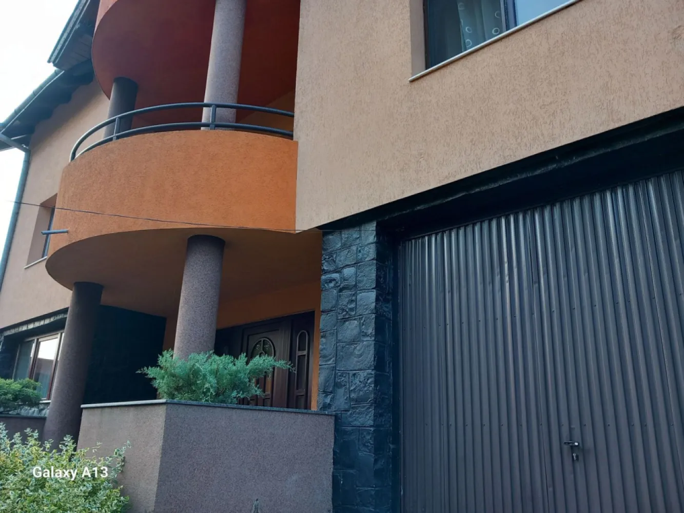 BRASADAS vinde casa individuala 4 cam teren 355mp Botizului - Agenția imobiliara BRASADAS vinde casa construita in 2000 cu 4 camere situata in zona Botizului cu teren aferent de 355mp în zona Dantex pe Botizului. Parter: Living,bucatarie,baie,garaj. Anexe: Bucatarie vara,camara scule, cuptor paine cu gril, terasa, balansoar ,beci! Curte cu jacuzi gomflabil! Etaj: 3 dormitoare, baie, living, balcon. Mansarda se poate amenaja un apartament de 80 mp cu 3 balcoane! Aer conditionat! www.brasadas.com