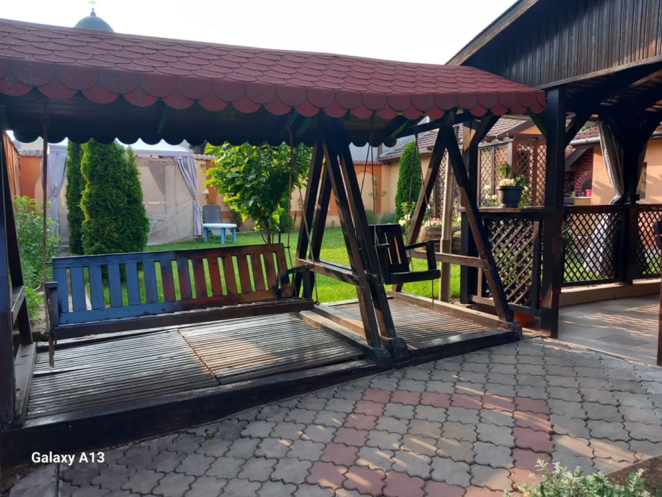 BRASADAS vinde casa individuala 4 cam teren 355mp Botizului - Agenția imobiliara BRASADAS vinde casa construita in 2000 cu 4 camere situata in zona Botizului cu teren aferent de 355mp în zona Dantex pe Botizului. Parter: Living,bucatarie,baie,garaj. Anexe: Bucatarie vara,camara scule, cuptor paine cu gril, terasa, balansoar ,beci! Curte cu jacuzi gomflabil! Etaj: 3 dormitoare, baie, living, balcon. Mansarda se poate amenaja un apartament de 80 mp cu 3 balcoane! Aer conditionat! www.brasadas.com