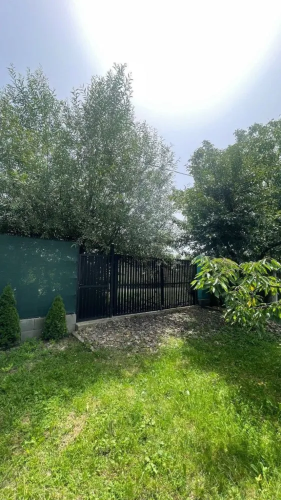 Vând teren intravilan, Str Dealului 64 - 936 mp,front stradal 13.4 m - Vând teren intravilan (împrejmuit) în suprafață de 936 mp,front stradal 13,40 m. Terenul este situat in Satu Mare str Dealului nr 64 . Pretabil construcții case,hale industriale s-au utilizabil ptr agricultura (pământ fertil).Utilități;apă puț forat, curent la stradă. Gaz , canalizare în apropiere (100 m).Preț 36000 Euro. Inf telefon 07******47