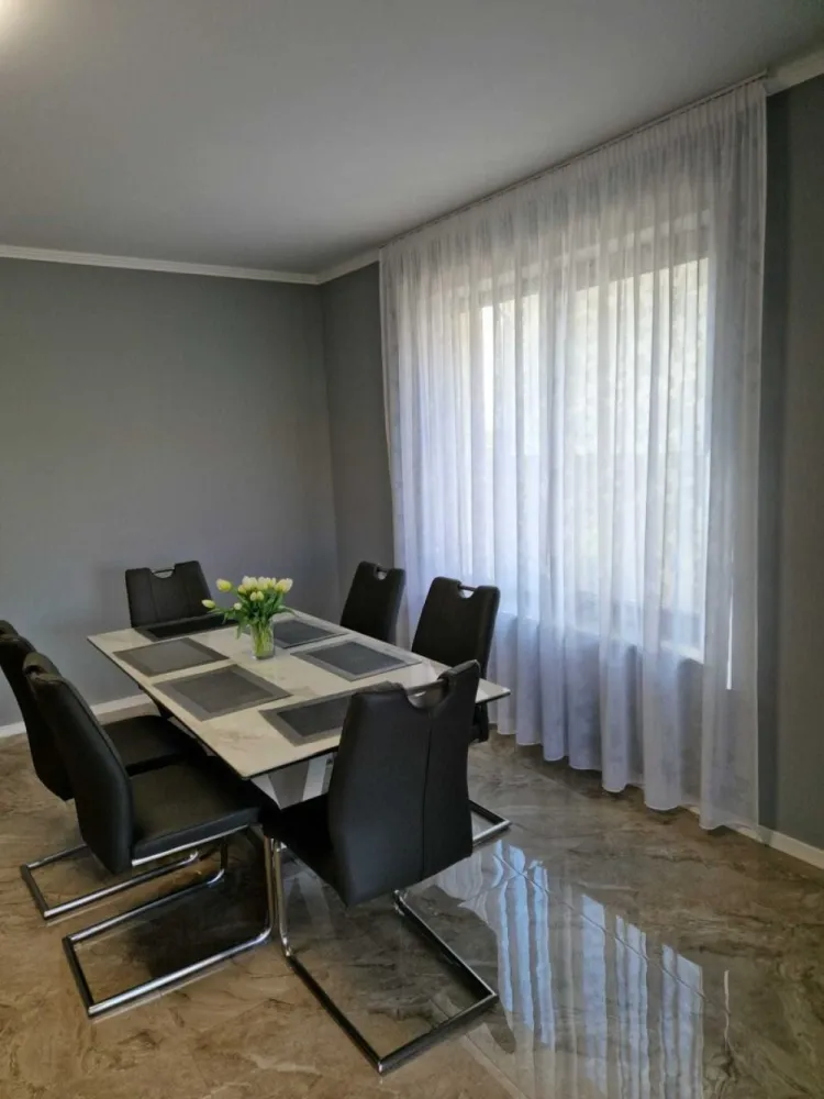 Casă de vanzare în Paulesti Satu Mare - Ofer spre vânzare casă situata în județul Satu Mare comuna Paulesti, strada Viorele nr25. Construita în anul 2019 cu materiale de înaltă calitate, izolație cu polistiren de 15 cm .Acoperișul din țiglă ceramica Creaton ,uși de interior din lemn de frasin. Casa este dotata cu centrala termica pe gaz ,la parter cu încălzire în pardoseala și la mansarda cu calorifere. Cu o suprafață desfasută de 280 mp si suprafață utilă de 200 mp. Casa este compusă din 4 camere, hol un living spațios bucătărie doua bai doua dresinguri și o terasa spațioasă. Amplasată pe un teren de 700 mp .