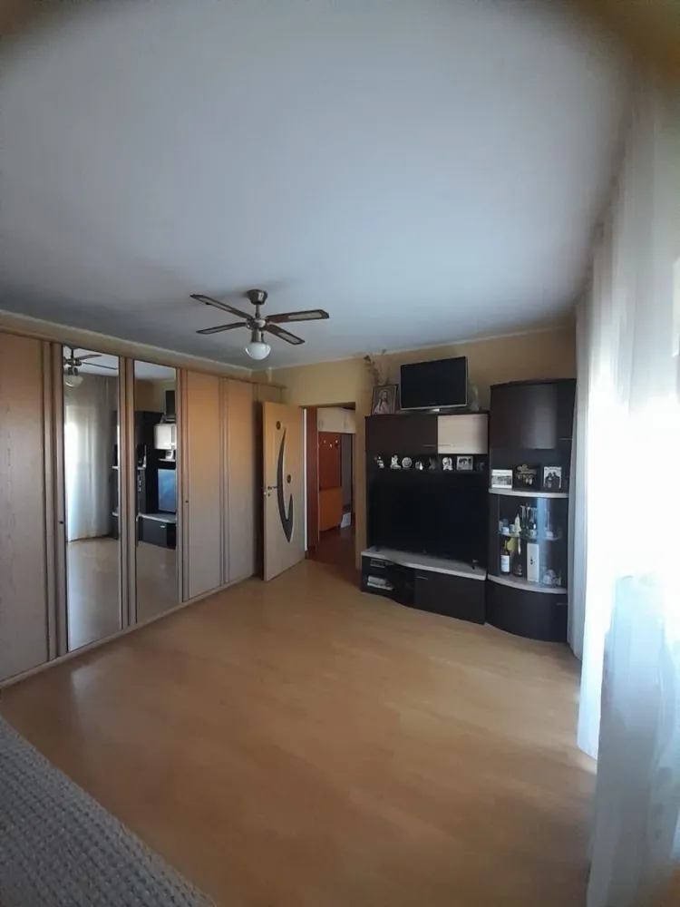 Văd apartament 2 camere - Vând apartament cu 2 camere situat în Micro 15, pe Strada Careiului. Carecteristici: - Suprafață utilă: 42 mp - Compartimentare: decomandat - Etaj: 4 - Se vinde mobilat - Încălzire: centrală proprie - Balcon: da -Beci + Debara pe holul scării Facilități: -Localizare bună : aproape de școli, magazine, mijloace de transport în comun , spital, mall , la 15 min pe jos de centru . - Este izolat pe interior - Geamuri termopan, gealuzele exteriore cu plasă de țânțari Preț: 72.000 € (negociabil) Apartamentul se vinde direct de la proprietar. Pentru mai multe detalii mă sunați la nr: 07******91