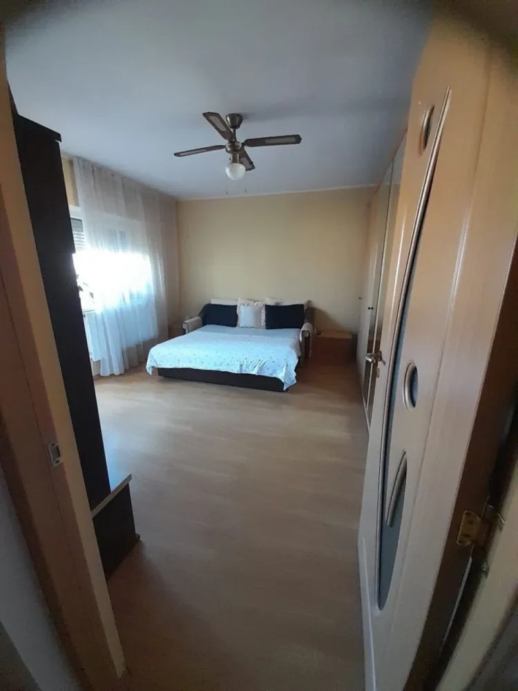Văd apartament 2 camere - Vând apartament cu 2 camere situat în Micro 15, pe Strada Careiului. Carecteristici: - Suprafață utilă: 42 mp - Compartimentare: decomandat - Etaj: 4 - Se vinde mobilat - Încălzire: centrală proprie - Balcon: da -Beci + Debara pe holul scării Facilități: -Localizare bună : aproape de școli, magazine, mijloace de transport în comun , spital, mall , la 15 min pe jos de centru . - Este izolat pe interior - Geamuri termopan, gealuzele exteriore cu plasă de țânțari Preț: 72.000 € (negociabil) Apartamentul se vinde direct de la proprietar. Pentru mai multe detalii mă sunați la nr: 07******91