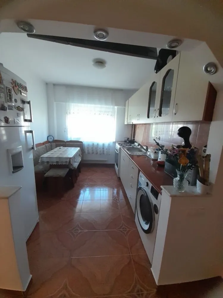 Văd apartament 2 camere - Vând apartament cu 2 camere situat în Micro 15, pe Strada Careiului. Carecteristici: - Suprafață utilă: 42 mp - Compartimentare: decomandat - Etaj: 4 - Se vinde mobilat - Încălzire: centrală proprie - Balcon: da -Beci + Debara pe holul scării Facilități: -Localizare bună : aproape de școli, magazine, mijloace de transport în comun , spital, mall , la 15 min pe jos de centru . - Este izolat pe interior - Geamuri termopan, gealuzele exteriore cu plasă de țânțari Preț: 72.000 € (negociabil) Apartamentul se vinde direct de la proprietar. Pentru mai multe detalii mă sunați la nr: 07******91