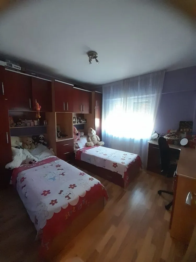 Văd apartament 2 camere - Vând apartament cu 2 camere situat în Micro 15, pe Strada Careiului. Carecteristici: - Suprafață utilă: 42 mp - Compartimentare: decomandat - Etaj: 4 - Se vinde mobilat - Încălzire: centrală proprie - Balcon: da -Beci + Debara pe holul scării Facilități: -Localizare bună : aproape de școli, magazine, mijloace de transport în comun , spital, mall , la 15 min pe jos de centru . - Este izolat pe interior - Geamuri termopan, gealuzele exteriore cu plasă de țânțari Preț: 72.000 € (negociabil) Apartamentul se vinde direct de la proprietar. Pentru mai multe detalii mă sunați la nr: 07******91