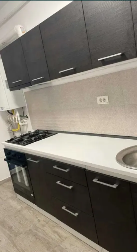 Ap. 2 cam. dec. de inchiriat Et. 4/8 Bloc Nou Kristal Metalurgiei - Agentia Europa inchiriaza un apartament de 2 camere cu o suprafata utila de 55 mpsituata la etaj 4/8 intr-un bloc nou cu centrala termica proprie. Apartamentul detine loc parcare, este confort 1 , decomandat, detine un balcon, este mobilat modern, si este situat in Complex Kristal Residence pe Bdul Metalurgiei , aproape de metrou. Inchiriere doar pe termen lung.