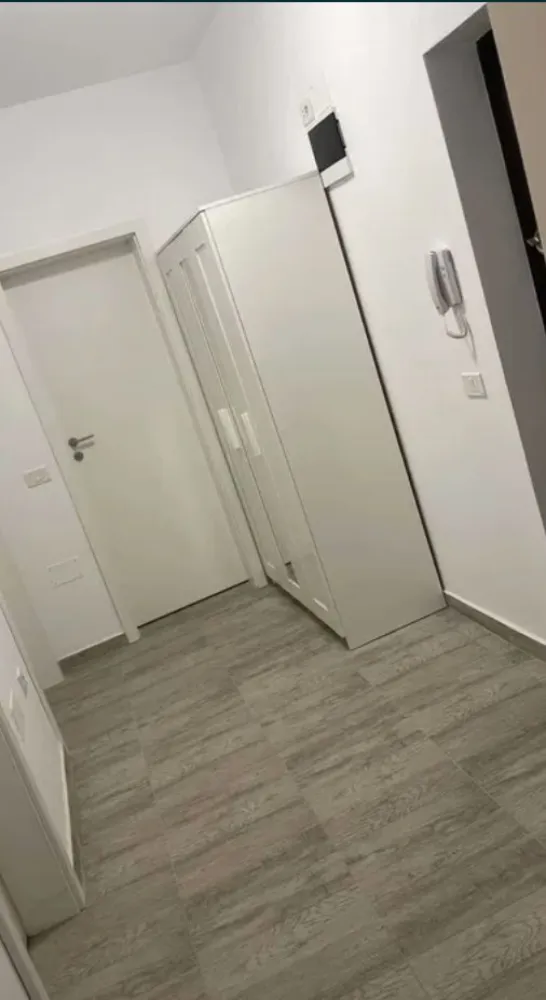 Ap. 2 cam. dec. de inchiriat Et. 4/8 Bloc Nou Kristal Metalurgiei - Agentia Europa inchiriaza un apartament de 2 camere cu o suprafata utila de 55 mpsituata la etaj 4/8 intr-un bloc nou cu centrala termica proprie. Apartamentul detine loc parcare, este confort 1 , decomandat, detine un balcon, este mobilat modern, si este situat in Complex Kristal Residence pe Bdul Metalurgiei , aproape de metrou. Inchiriere doar pe termen lung.