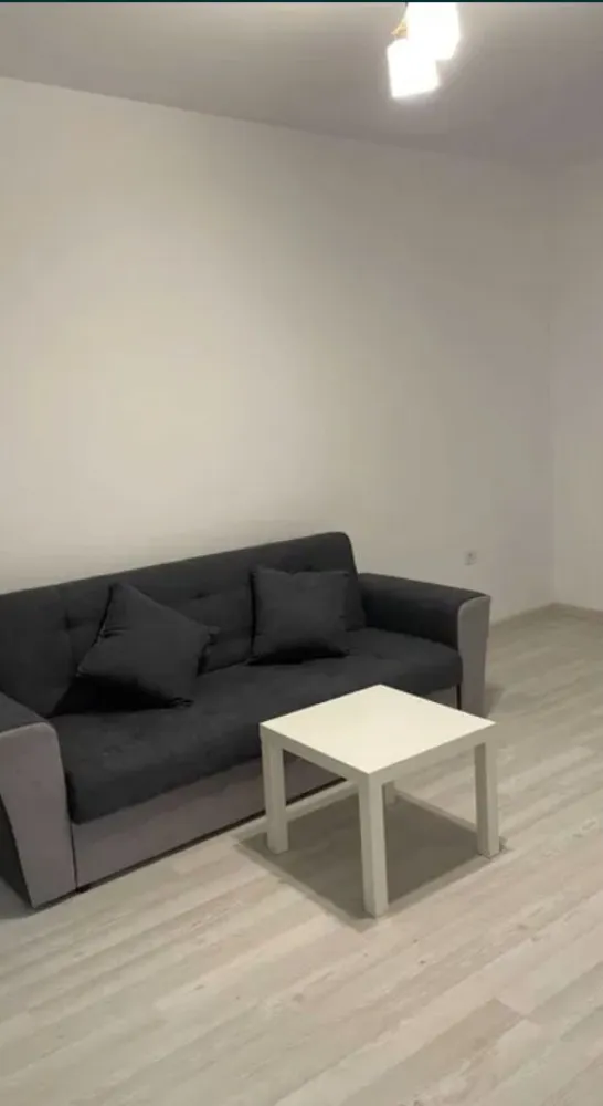 Ap. 2 cam. dec. de inchiriat Et. 4/8 Bloc Nou Kristal Metalurgiei - Agentia Europa inchiriaza un apartament de 2 camere cu o suprafata utila de 55 mpsituata la etaj 4/8 intr-un bloc nou cu centrala termica proprie. Apartamentul detine loc parcare, este confort 1 , decomandat, detine un balcon, este mobilat modern, si este situat in Complex Kristal Residence pe Bdul Metalurgiei , aproape de metrou. Inchiriere doar pe termen lung.