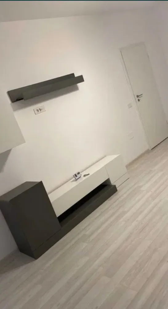 Ap. 2 cam. dec. de inchiriat Et. 4/8 Bloc Nou Kristal Metalurgiei - Agentia Europa inchiriaza un apartament de 2 camere cu o suprafata utila de 55 mpsituata la etaj 4/8 intr-un bloc nou cu centrala termica proprie. Apartamentul detine loc parcare, este confort 1 , decomandat, detine un balcon, este mobilat modern, si este situat in Complex Kristal Residence pe Bdul Metalurgiei , aproape de metrou. Inchiriere doar pe termen lung.