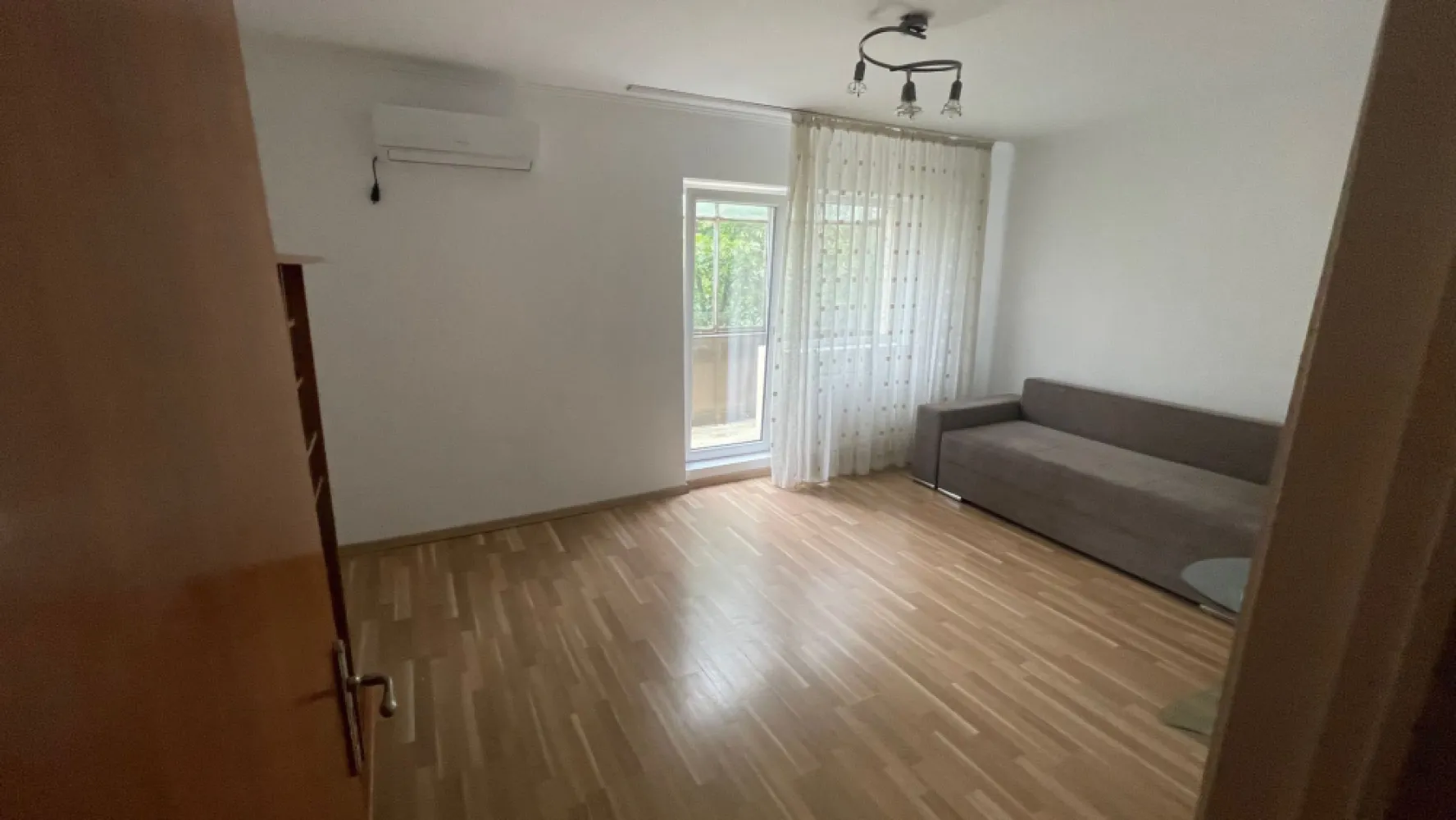 Inchiriez apartament 2 camere, Apusului, Militari - particular, 2 camere, 2 balcoane, centrala termica, decomandat ,reabilitat termic, loc parcare , mobilat si utilat complet, gresie, faianta , termopan, aragaz, masina de spalat, frigider, aer conditionat, spatios; strada apusului, sector 6 ,shop&go;, lidl, profi, ratb 178,336, liniste ,scara civilizata, 10 minute metrou ,verdeata Vecinatati: Lujerului, Plaza Drumul Taberei, Piata Gorjului, Politehnica, Pacii.