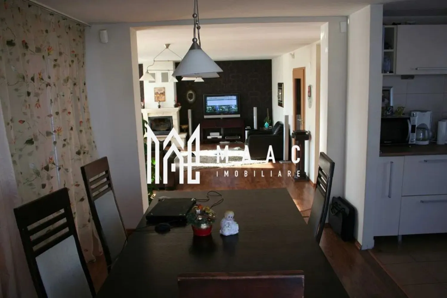 Casa individuala | 5 camere | 290 MP | Curte | Garaj | Brana - MAAC Imobiliare va prezinta o casă modernă situată în Șelimbăr – regim de înălțime D+P+E+M. Caracteristici: Suprafață teren: 700 mp Suprafață utilă: 290 mp Regim de înălțime: Demisol + Parter + Etaj + Mansardă An construcție: 2007 Terasă: 40 mp Garaj: 52 mp, pentru 2 autoturisme Locuri de parcare: 2 în garaj, 2 în curte și încă 2 în fața casei (parcare amenajată) Stradă închisă, fără trafic de tranzit, oferind liniște și intimitate Compartimentare: Demisol: Cameră cu ladă frigorifică și spațiu de depozitare – 7 mp Cameră centrală termică Spălătorie și uscătorie – 11 mp Cameră pentru depozitarea alimentelor – 8 mp Parter: Hol – 10 mp Living – 35 mp, dotat cu șemineu Bucătărie – 12 mp Sufragerie (loc de servit masa) – 11 mp Baie – 4,5 mp Cameră de sport cu jacuzzi – 48 mp Etaj: Hol – 6 mp Dormitor 1 – 14 mp cu baie proprie de 6 mp Dormitor 2 – 16 mp cu dressing de 9 mp și baie proprie de 10 mp Dormitor 3 – 12 mp, cu două balcoane și acces separat pentru fiecare Mansardă: Spațiu de 32 mp, ideal pentru birou, hobby room sau spațiu de relaxare Avantaj: Stradă privată, ferită de agitația traficului. Pentru mai multe detalii precizati telefonic ca ati vazut anuntul cu ID: CP2739635 }}