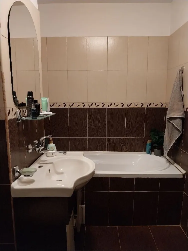 Apartament 3 camere cu garaj autorizat și beci - Vând apartament cu 3 camere decomandat, complet mobilat, 2 bai, bucătărie mare. În zona Soarelui. Acesta se afla la etajul 3/4 . Are 2 balcoane, 1 cămară pentru alimente și o cămară tehnica pentru centrala și depozitare. Se vinde cu garaj constructie bca autorizat, intabulat, si beci mare, uscat, loc de parcare. Scara liniștită, închisă cu interfon.