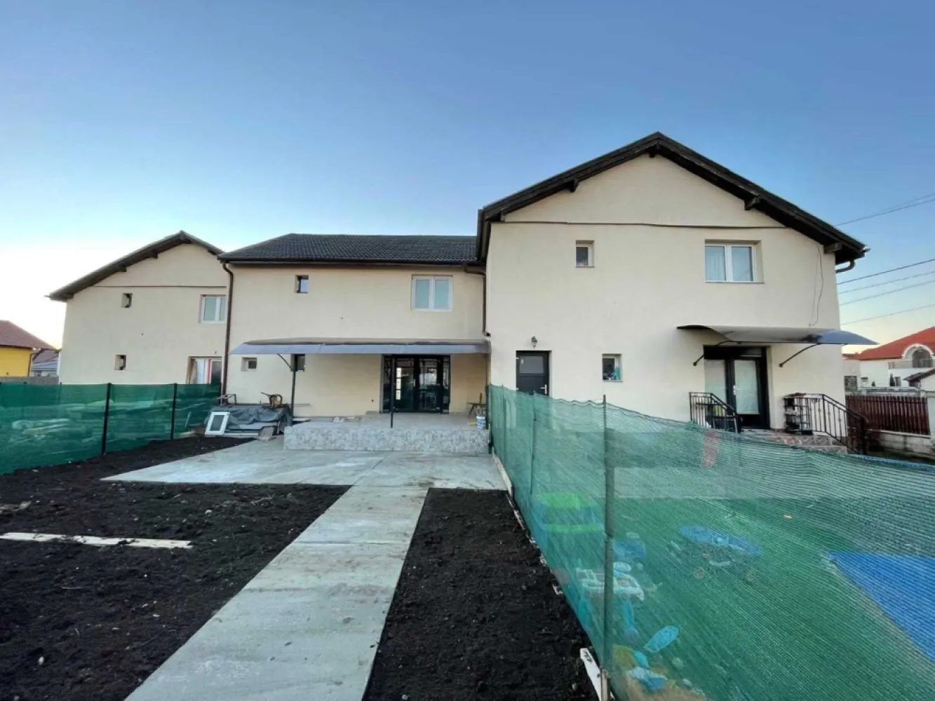 Casa de vanzare Satu Mare, Martinesti - Casa este formata din P+E in cartier Grigorescu, Mărtinești. Aceasta este izolata pe exterior iar pe interior este in rosu dar cu insalatiile de apa, gaz si curent facute. La parter se afla bucătăria, living-room-ul cu ieșire la terasa și două băi. La etaj sunt 3 dormitoare, fiecare cu baie proprie dintre care două au acces la balcon. Suprafata utila este de 150m2 si cu aproximativ 4 arii de teren si acces auto. Casa face parte dintr-un triplex, celelalte doua case fiind finisate iar una din cele doua finisate este de asemenea de vanzare. Pentru mai multe informații vă rog să mă contactați la numărul de telefon
