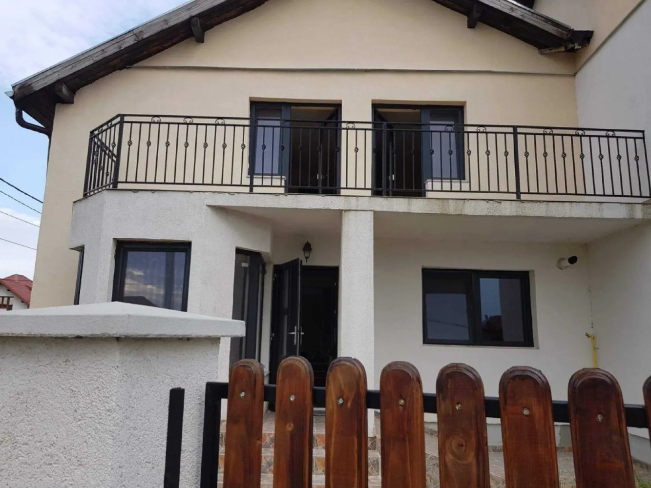 Casa de vanzare Satu Mare, Martinesti - Casa este formata din P+E in cartier Grigorescu, Mărtinești. Aceasta este izolata pe exterior iar pe interior este in rosu dar cu insalatiile de apa, gaz si curent facute. La parter se afla bucătăria, living-room-ul cu ieșire la terasa și două băi. La etaj sunt 3 dormitoare, fiecare cu baie proprie dintre care două au acces la balcon. Suprafata utila este de 150m2 si cu aproximativ 4 arii de teren si acces auto. Casa face parte dintr-un triplex, celelalte doua case fiind finisate iar una din cele doua finisate este de asemenea de vanzare. Pentru mai multe informații vă rog să mă contactați la numărul de telefon
