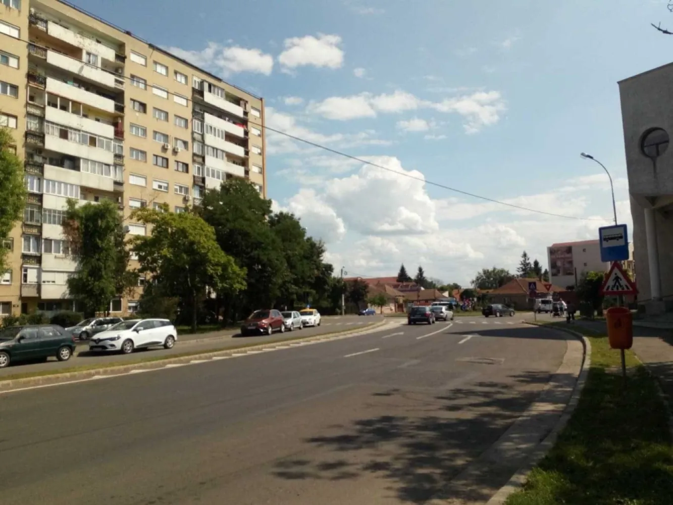 BRASADAS vinde ap 2 cam PARTER in zona Spitalul Nou. - Agentia Imobiliara BRASADAS vinde apartament cu 2 camere, situata la parter, aproape de Spitalul Judetean Nou si de Piata Somes. In apropiere cresa si gradinita. Apartamentul a fost renovat, are centrala termica verificata, este ideal si pentru a deschide Cabinet, Birou, Coafura etc, mai are in plus 1 boxa beci. Www.brasadas.com.