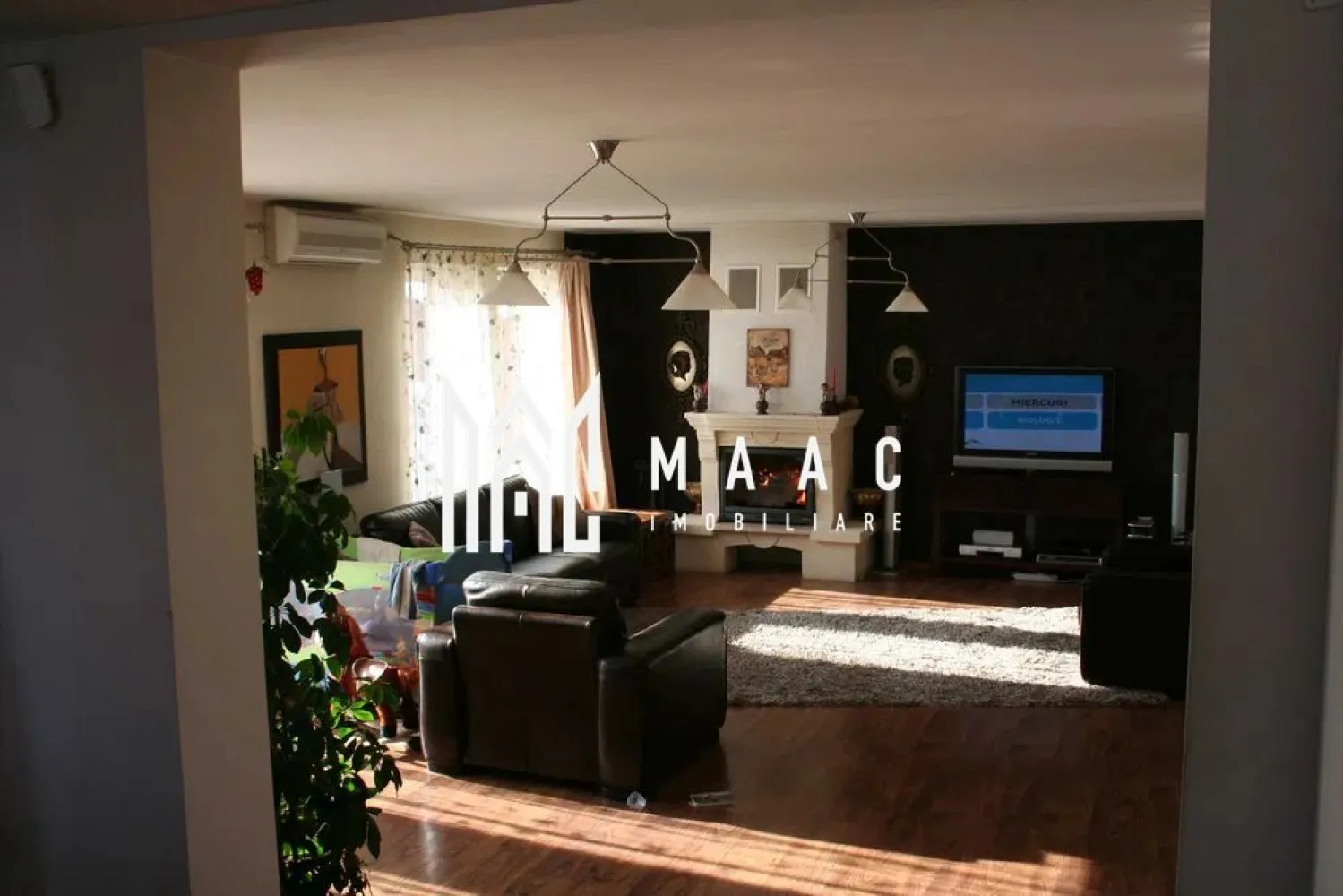 Casa individuala | 5 camere | 290 MP | Curte | Garaj | Brana - MAAC Imobiliare va prezinta o casă modernă situată în Șelimbăr – regim de înălțime D+P+E+M. Caracteristici: Suprafață teren: 700 mp Suprafață utilă: 290 mp Regim de înălțime: Demisol + Parter + Etaj + Mansardă An construcție: 2007 Terasă: 40 mp Garaj: 52 mp, pentru 2 autoturisme Locuri de parcare: 2 în garaj, 2 în curte și încă 2 în fața casei (parcare amenajată) Stradă închisă, fără trafic de tranzit, oferind liniște și intimitate Compartimentare: Demisol: Cameră cu ladă frigorifică și spațiu de depozitare – 7 mp Cameră centrală termică Spălătorie și uscătorie – 11 mp Cameră pentru depozitarea alimentelor – 8 mp Parter: Hol – 10 mp Living – 35 mp, dotat cu șemineu Bucătărie – 12 mp Sufragerie (loc de servit masa) – 11 mp Baie – 4,5 mp Cameră de sport cu jacuzzi – 48 mp Etaj: Hol – 6 mp Dormitor 1 – 14 mp cu baie proprie de 6 mp Dormitor 2 – 16 mp cu dressing de 9 mp și baie proprie de 10 mp Dormitor 3 – 12 mp, cu două balcoane și acces separat pentru fiecare Mansardă: Spațiu de 32 mp, ideal pentru birou, hobby room sau spațiu de relaxare Avantaj: Stradă privată, ferită de agitația traficului. Pentru mai multe detalii precizati telefonic ca ati vazut anuntul cu ID: CP2739635 }}