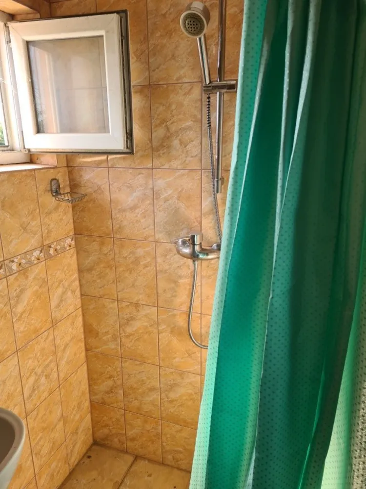 Inchirieri case/vile - Inchiriez 2 camere in casa la curte ,vila cu baie bucatarie utilate mobila apa calda gaze centrala unei familii serioase an zona giurgiului sector 4 pot fi contactat la tel 07******48