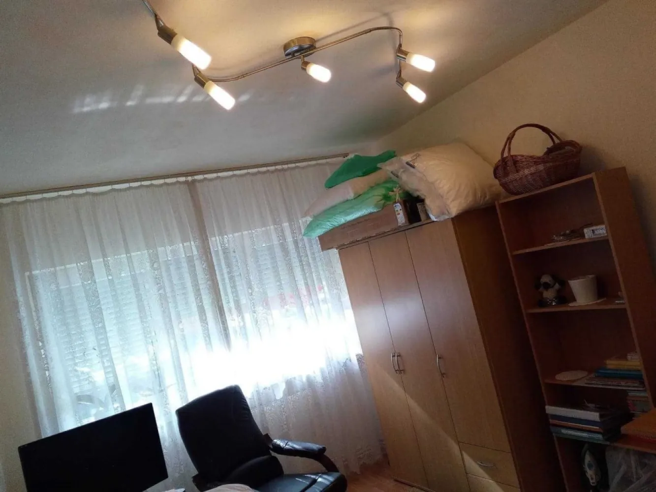 BRASADAS vinde ap 2 cam PARTER in zona Spitalul Nou. - Agentia Imobiliara BRASADAS vinde apartament cu 2 camere, situata la parter, aproape de Spitalul Judetean Nou si de Piata Somes. In apropiere cresa si gradinita. Apartamentul a fost renovat, are centrala termica verificata, este ideal si pentru a deschide Cabinet, Birou, Coafura etc, mai are in plus 1 boxa beci. Www.brasadas.com.