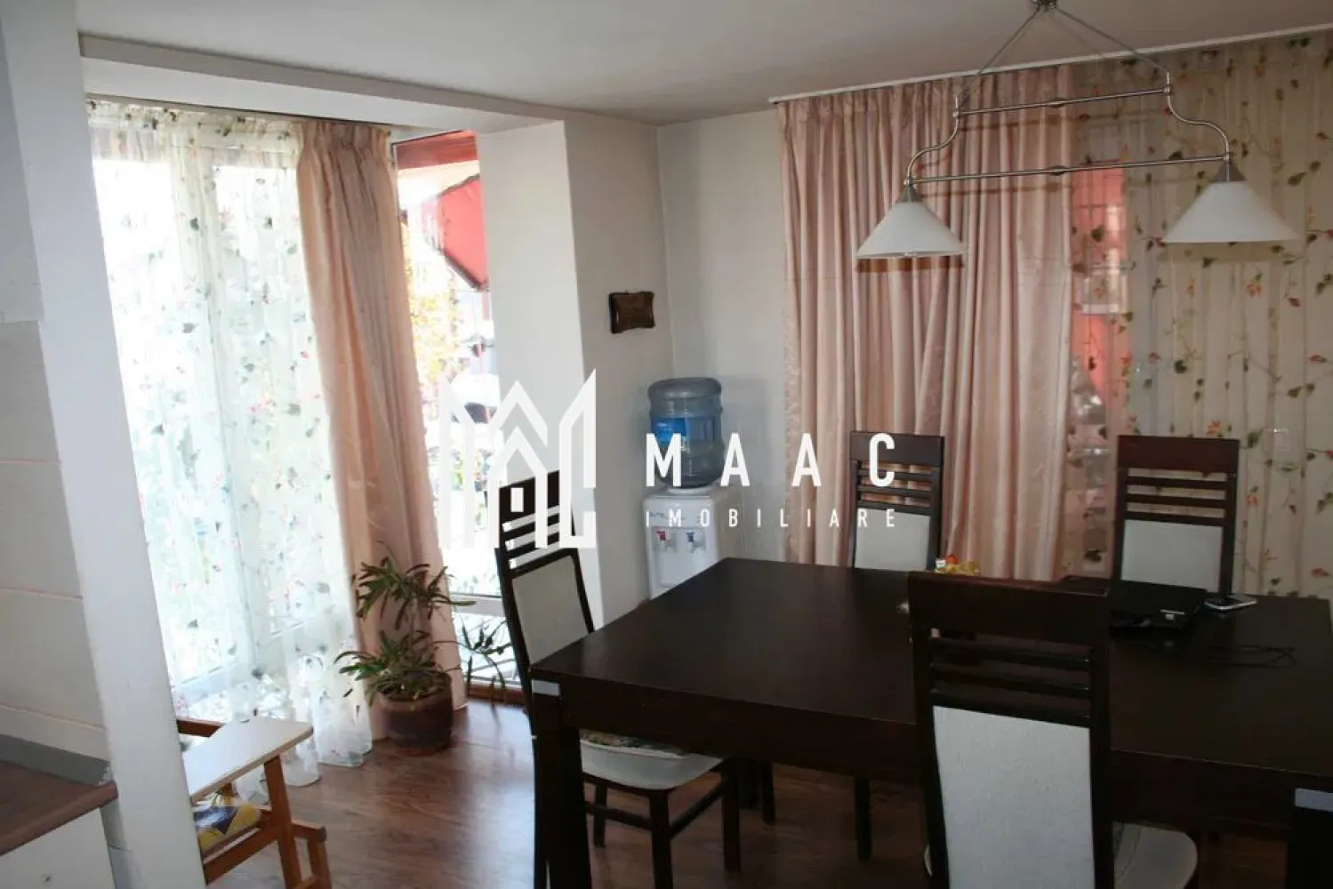 Casa individuala | 5 camere | 290 MP | Curte | Garaj | Brana - MAAC Imobiliare va prezinta o casă modernă situată în Șelimbăr – regim de înălțime D+P+E+M. Caracteristici: Suprafață teren: 700 mp Suprafață utilă: 290 mp Regim de înălțime: Demisol + Parter + Etaj + Mansardă An construcție: 2007 Terasă: 40 mp Garaj: 52 mp, pentru 2 autoturisme Locuri de parcare: 2 în garaj, 2 în curte și încă 2 în fața casei (parcare amenajată) Stradă închisă, fără trafic de tranzit, oferind liniște și intimitate Compartimentare: Demisol: Cameră cu ladă frigorifică și spațiu de depozitare – 7 mp Cameră centrală termică Spălătorie și uscătorie – 11 mp Cameră pentru depozitarea alimentelor – 8 mp Parter: Hol – 10 mp Living – 35 mp, dotat cu șemineu Bucătărie – 12 mp Sufragerie (loc de servit masa) – 11 mp Baie – 4,5 mp Cameră de sport cu jacuzzi – 48 mp Etaj: Hol – 6 mp Dormitor 1 – 14 mp cu baie proprie de 6 mp Dormitor 2 – 16 mp cu dressing de 9 mp și baie proprie de 10 mp Dormitor 3 – 12 mp, cu două balcoane și acces separat pentru fiecare Mansardă: Spațiu de 32 mp, ideal pentru birou, hobby room sau spațiu de relaxare Avantaj: Stradă privată, ferită de agitația traficului. Pentru mai multe detalii precizati telefonic ca ati vazut anuntul cu ID: CP2739635 }}