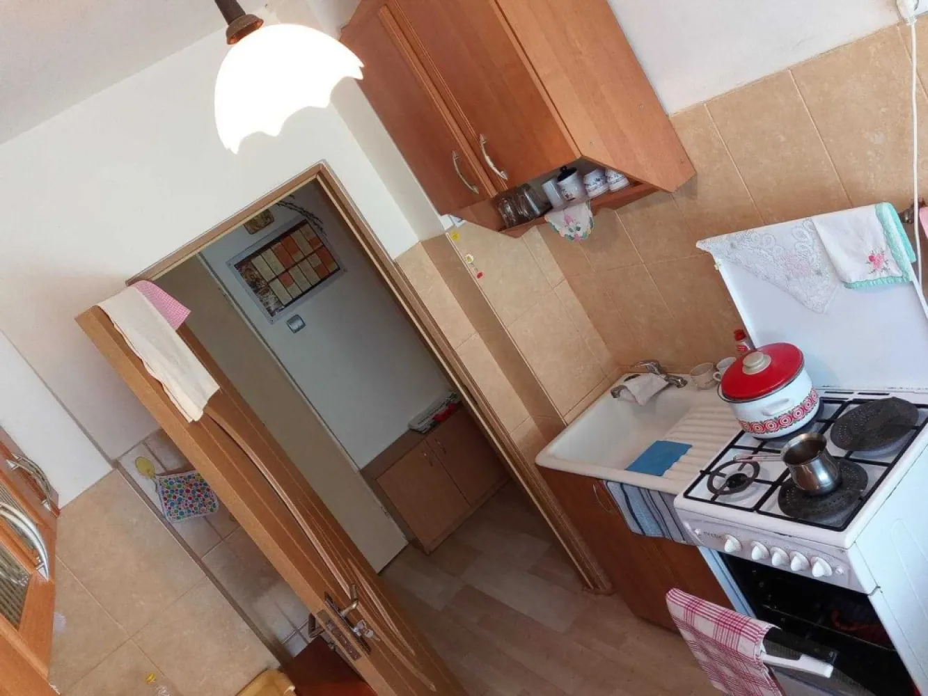 BRASADAS vinde ap 2 cam PARTER in zona Spitalul Nou. - Agentia Imobiliara BRASADAS vinde apartament cu 2 camere, situata la parter, aproape de Spitalul Judetean Nou si de Piata Somes. In apropiere cresa si gradinita. Apartamentul a fost renovat, are centrala termica verificata, este ideal si pentru a deschide Cabinet, Birou, Coafura etc, mai are in plus 1 boxa beci. Www.brasadas.com.