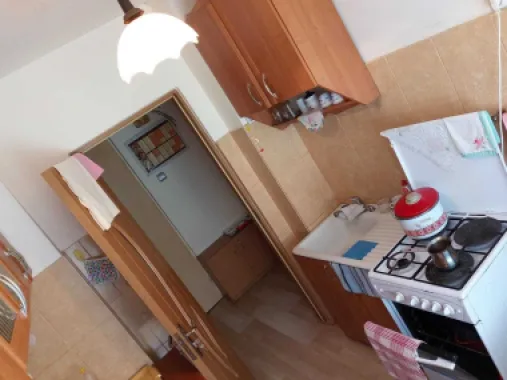 BRASADAS vinde ap 2 cam PARTER in zona Spitalul Nou.