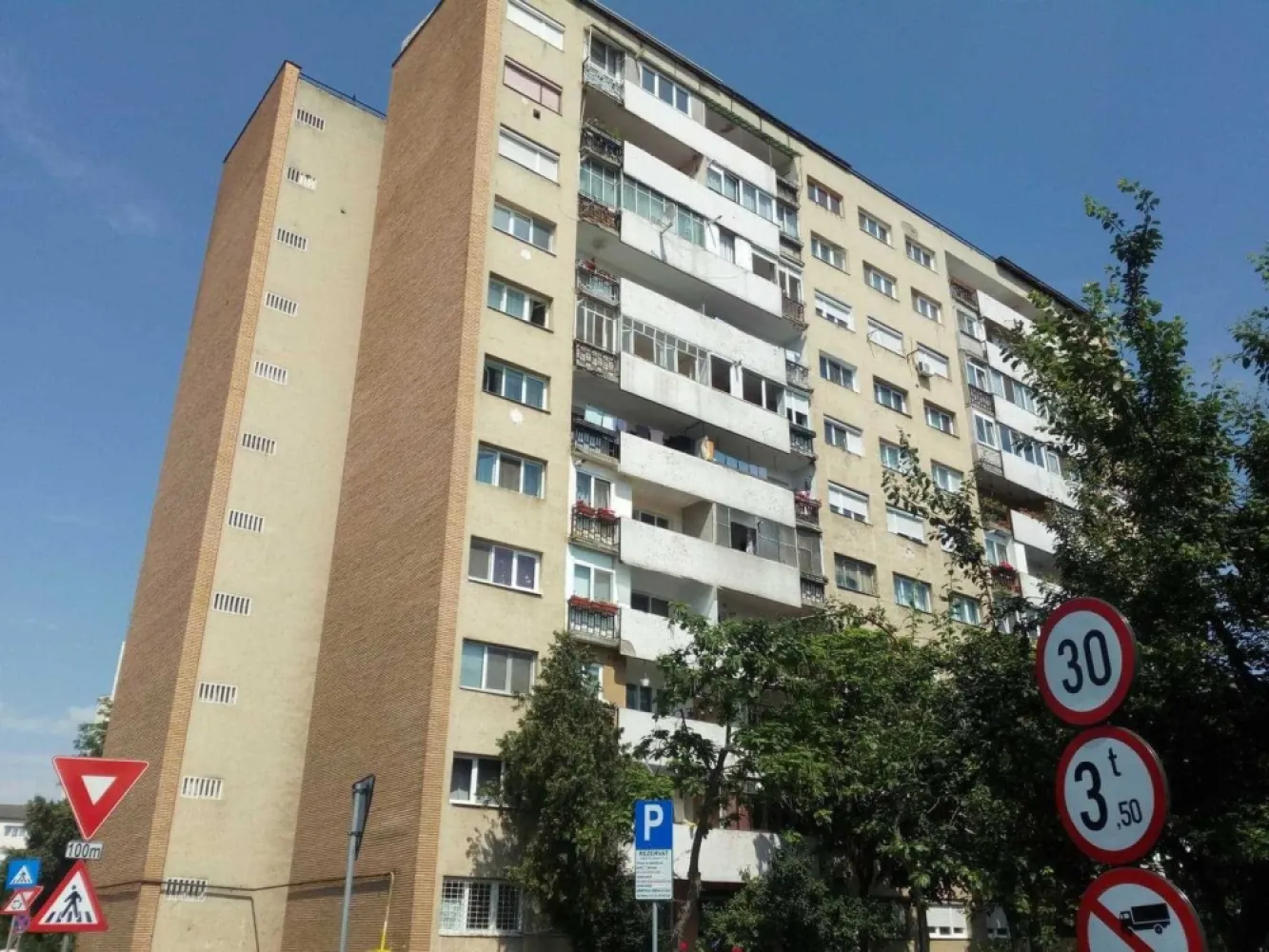 BRASADAS vinde ap 2 cam PARTER in zona Spitalul Nou.