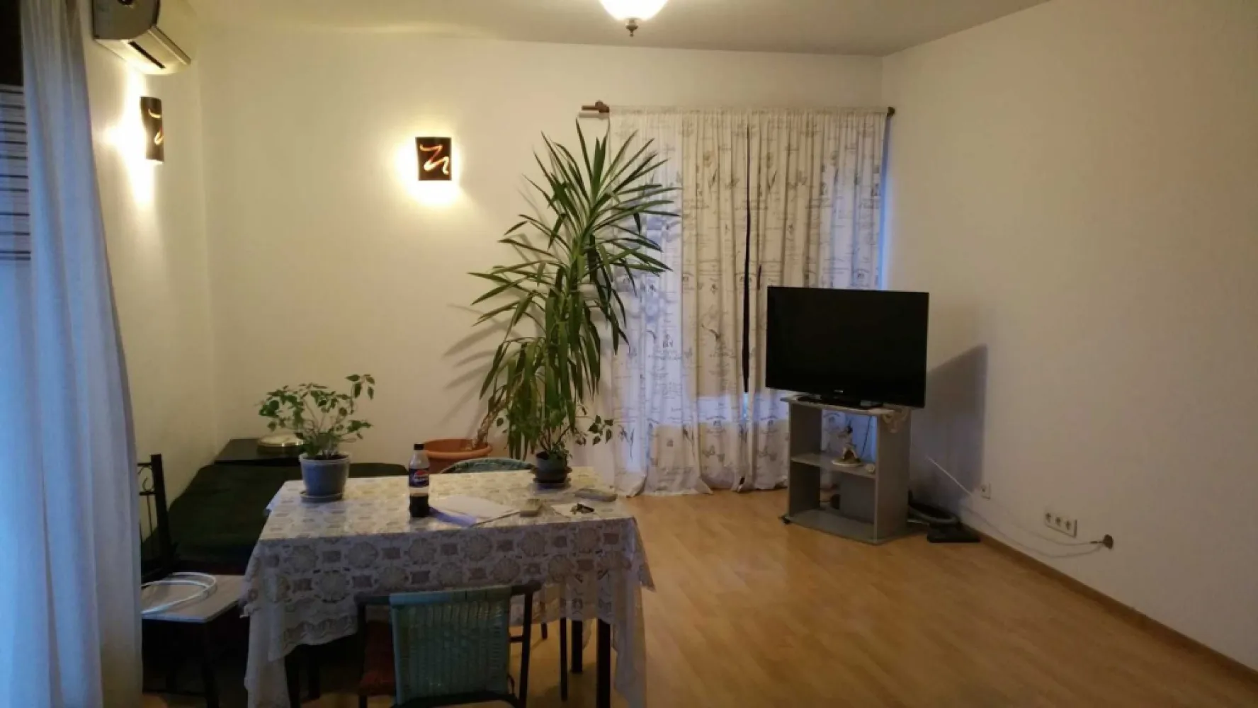 Inchiriez apartament 2 camere Titan - Rasarit de Soare - Inchiriez apartament 2 camere in complex Rasarit de Soare (Titan, langa Auchan și Lidl, în apropiere de Parcul Teilor), cu bucatarie mobilata, combina frigorifica, aragaz, masina de spalat și cuptor cu microunde. Sufragerie mobilată, șifonier și comodă în dormitor - chiriașul trebuie să își aducă pat. Aer condiționat în fiecare cameră. Televizor în fiecare cameră. 2 balcoane. Tamplarie termopan, usa metalica, parchet, gresie, faianta. etaj 3/11. Complex pazit, internet, cablu. Toate utilitatile contorizate individual. Apel după ora 17.