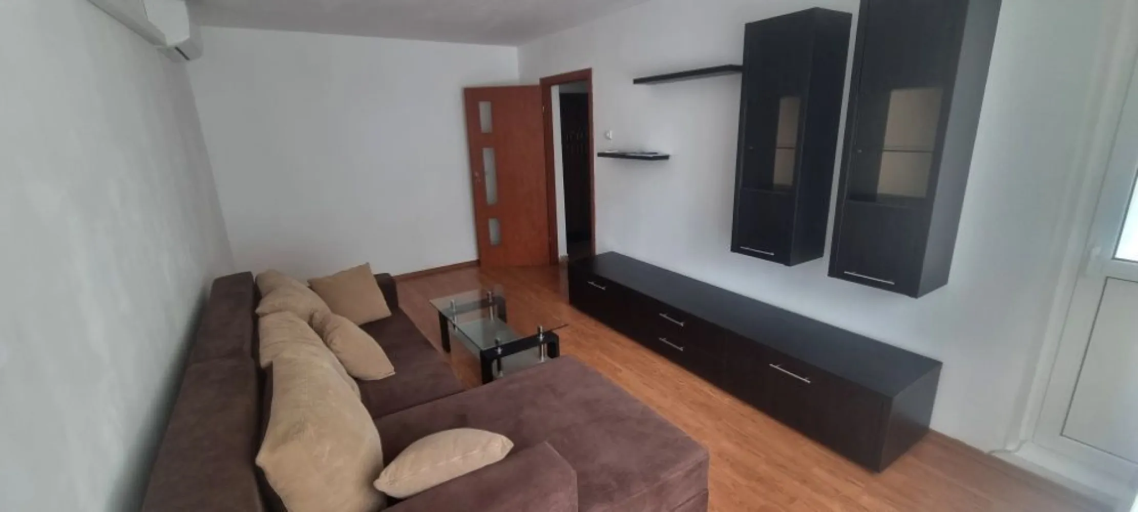 Inchiriez apartament 2 camere, N.Grigorescu, Buc - Inchiriez apartament 2 camere situat in zona N.Grigorescu, intr-un bloc foarte linistit, cu vedere pe spate, la aprox. 10 min de mers pe jos de metrou N. Grigorescu. Apartamentul este decomandat, situat la etajul 2/8, intr-un bloc din 1982, reabilitat. Apartamentul este liber, disponibilitate imediata, complet mobilat si utilat. Direct proprietar, comision inchiriere 0% Contract pe minim un an. Vecinatati: Metrou, Autobuz, Tramvai, Cresa 32, Profi, Piata Titan, numeroase sucursale de banci: BRD, BCR, UniCredit, Ing, Raiffeisen, Otp, Garanti Farmacii Dotari: aer conditionat, TV, internet, aragaz, aspirator, frigider, hota, masina se spalat rufe. Apartamentul nu are centrala proprie, insa nu sunt probleme cu sistemul de termoficare. NU se accepta animale de companie in apartament. 450 eur/luna + o luna garantie