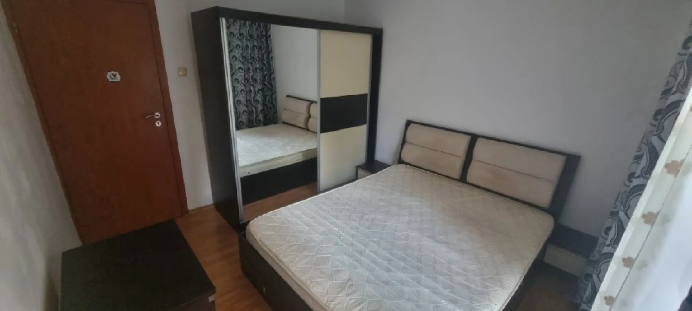 Inchiriez apartament 2 camere, N.Grigorescu, Buc - Inchiriez apartament 2 camere situat in zona N.Grigorescu, intr-un bloc foarte linistit, cu vedere pe spate, la aprox. 10 min de mers pe jos de metrou N. Grigorescu. Apartamentul este decomandat, situat la etajul 2/8, intr-un bloc din 1982, reabilitat. Apartamentul este liber, disponibilitate imediata, complet mobilat si utilat. Direct proprietar, comision inchiriere 0% Contract pe minim un an. Vecinatati: Metrou, Autobuz, Tramvai, Cresa 32, Profi, Piata Titan, numeroase sucursale de banci: BRD, BCR, UniCredit, Ing, Raiffeisen, Otp, Garanti Farmacii Dotari: aer conditionat, TV, internet, aragaz, aspirator, frigider, hota, masina se spalat rufe. Apartamentul nu are centrala proprie, insa nu sunt probleme cu sistemul de termoficare. NU se accepta animale de companie in apartament. 450 eur/luna + o luna garantie