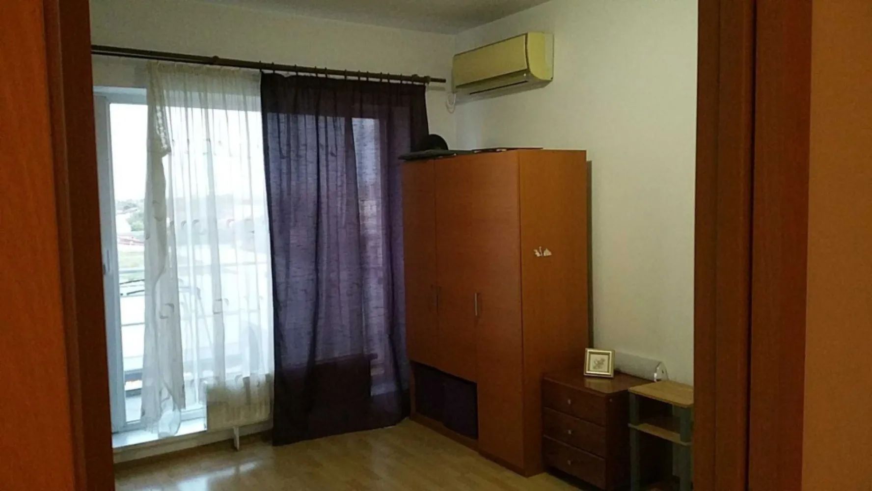 Inchiriez apartament 2 camere Titan - Rasarit de Soare - Inchiriez apartament 2 camere in complex Rasarit de Soare (Titan, langa Auchan și Lidl, în apropiere de Parcul Teilor), cu bucatarie mobilata, combina frigorifica, aragaz, masina de spalat și cuptor cu microunde. Sufragerie mobilată, șifonier și comodă în dormitor - chiriașul trebuie să își aducă pat. Aer condiționat în fiecare cameră. Televizor în fiecare cameră. 2 balcoane. Tamplarie termopan, usa metalica, parchet, gresie, faianta. etaj 3/11. Complex pazit, internet, cablu. Toate utilitatile contorizate individual. Apel după ora 17.