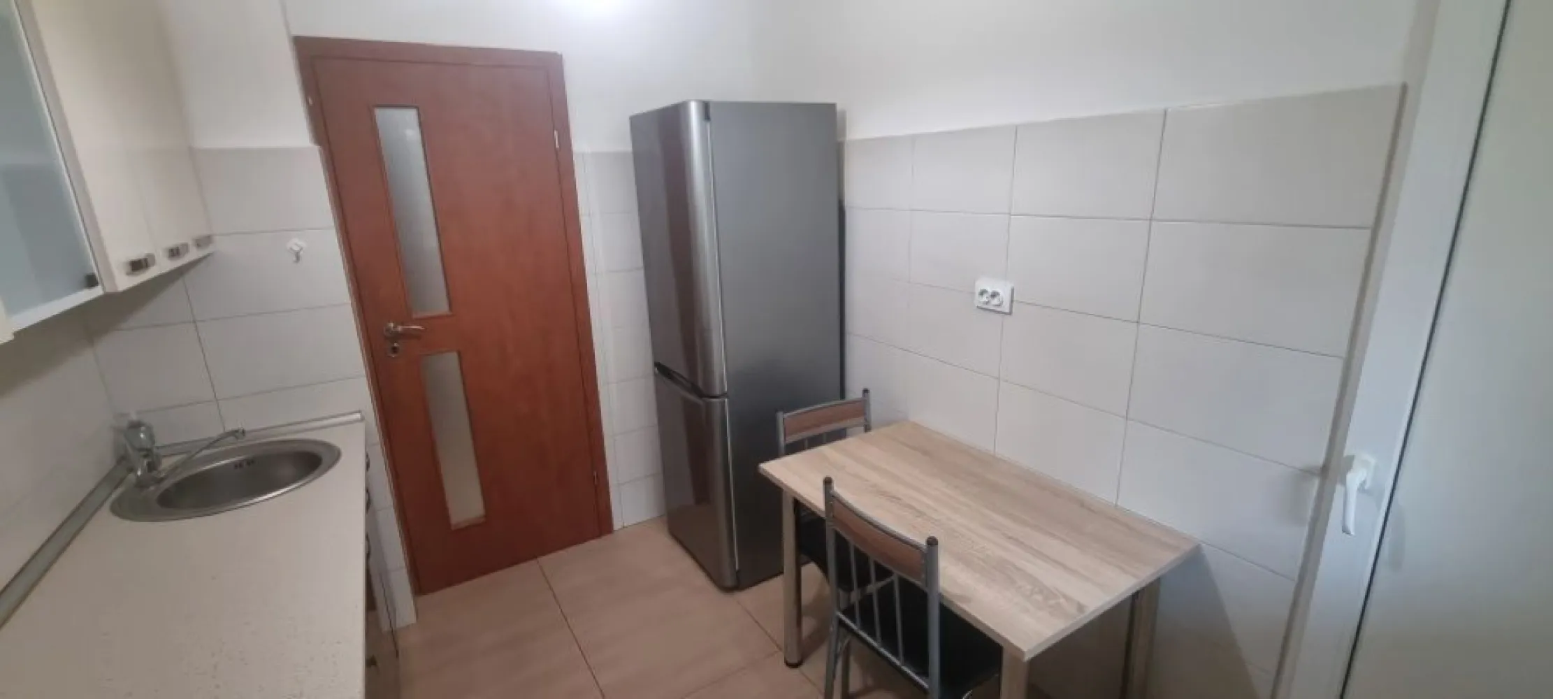 Inchiriez apartament 2 camere, N.Grigorescu, Buc - Inchiriez apartament 2 camere situat in zona N.Grigorescu, intr-un bloc foarte linistit, cu vedere pe spate, la aprox. 10 min de mers pe jos de metrou N. Grigorescu. Apartamentul este decomandat, situat la etajul 2/8, intr-un bloc din 1982, reabilitat. Apartamentul este liber, disponibilitate imediata, complet mobilat si utilat. Direct proprietar, comision inchiriere 0% Contract pe minim un an. Vecinatati: Metrou, Autobuz, Tramvai, Cresa 32, Profi, Piata Titan, numeroase sucursale de banci: BRD, BCR, UniCredit, Ing, Raiffeisen, Otp, Garanti Farmacii Dotari: aer conditionat, TV, internet, aragaz, aspirator, frigider, hota, masina se spalat rufe. Apartamentul nu are centrala proprie, insa nu sunt probleme cu sistemul de termoficare. NU se accepta animale de companie in apartament. 450 eur/luna + o luna garantie