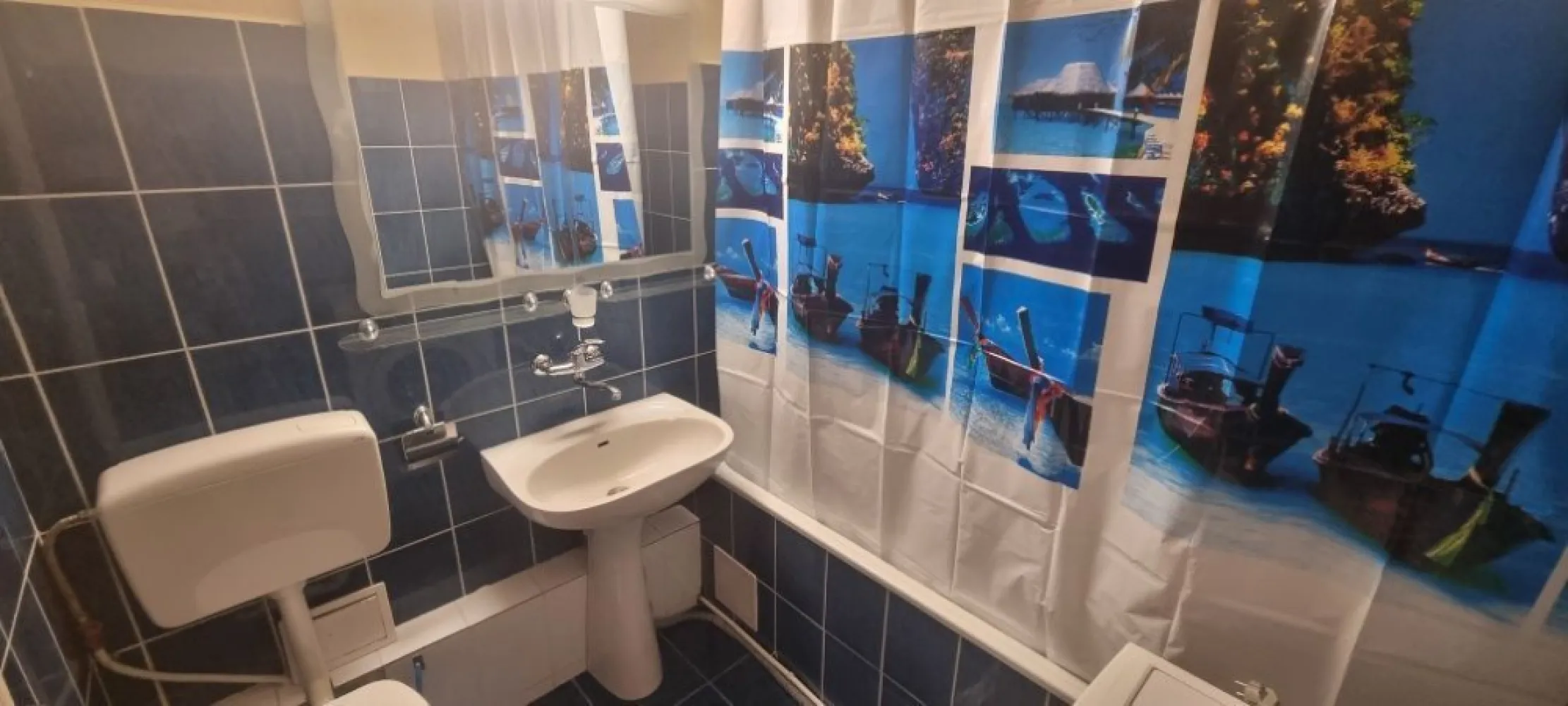 Inchiriez apartament 2 camere, N.Grigorescu, Buc - Inchiriez apartament 2 camere situat in zona N.Grigorescu, intr-un bloc foarte linistit, cu vedere pe spate, la aprox. 10 min de mers pe jos de metrou N. Grigorescu. Apartamentul este decomandat, situat la etajul 2/8, intr-un bloc din 1982, reabilitat. Apartamentul este liber, disponibilitate imediata, complet mobilat si utilat. Direct proprietar, comision inchiriere 0% Contract pe minim un an. Vecinatati: Metrou, Autobuz, Tramvai, Cresa 32, Profi, Piata Titan, numeroase sucursale de banci: BRD, BCR, UniCredit, Ing, Raiffeisen, Otp, Garanti Farmacii Dotari: aer conditionat, TV, internet, aragaz, aspirator, frigider, hota, masina se spalat rufe. Apartamentul nu are centrala proprie, insa nu sunt probleme cu sistemul de termoficare. NU se accepta animale de companie in apartament. 450 eur/luna + o luna garantie