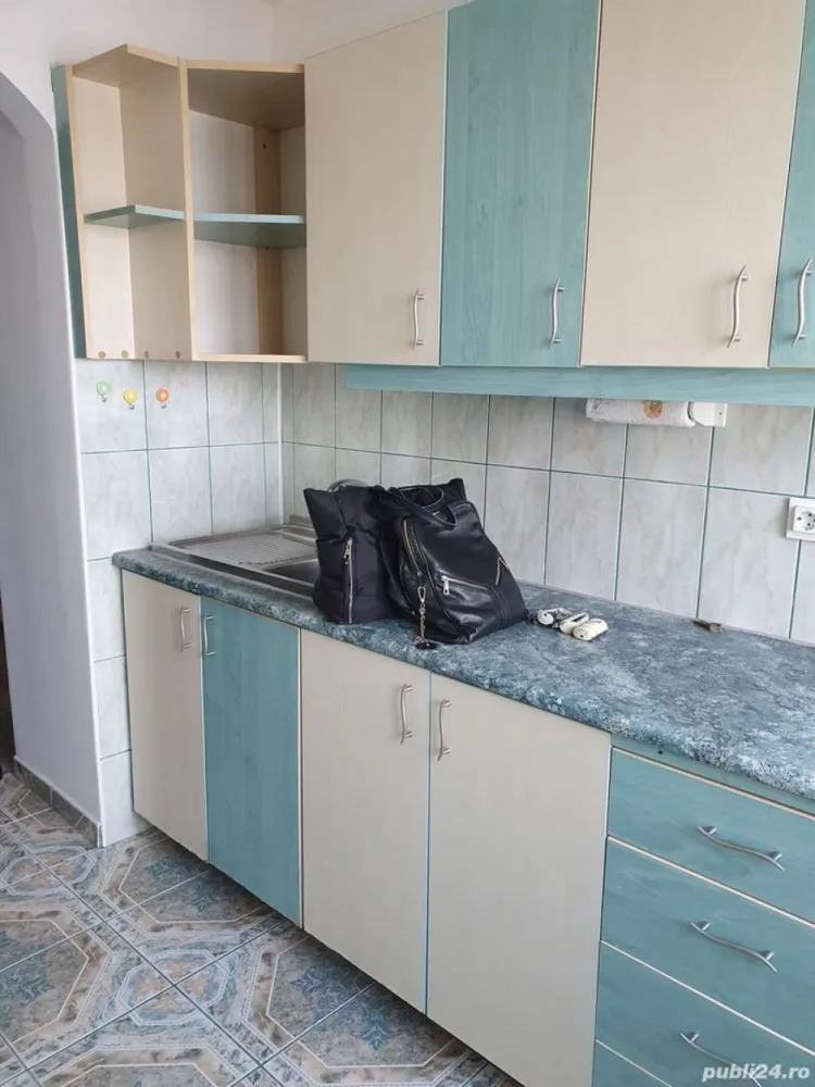 Proprietar ofer spre INCHIRIERE un apartament 2 camere , pe Bulevardul Nicolae Grigorescu. - Apartamentul are o suprafata de 50 mp si se afla la ETAJUL 8 intr-un bloc amvelopat cu regim de inaltime P + 10. Apartamentul este nemobilat.Acces la mijloace de transport , Metrou, Stb . Parc IOR, Biserica, Scoala, gradinita, Piata la 5 min Este de preferat pentru un cuplu familie , care este in cautarea unui apartament pe perioada indelungata (12 luni) Nr. camere: 2 Suprafaţă utilă: 50.44 mp Suprafaţă construită: 50.44 mp Compartimentare: circular Confort: 1 Etaj: Etaj 8 10 Nr. băi: 1 An construcţie: 1980 Structură rezistenţă: beton Tip imobil: bloc de apartamente Regim înălţime: P+10E Nr. locuri parcare: 0 Nr. balcoane: 1 Notițe Adaugă comentariu UTILITĂȚI Utilitati generale: Curent, Apa, Canalizare, Gaz, CATV Sistem incalzire: Termoficare, Calorifere,Apometre FINISAJE Ferestre cu geam termopan: PVC Usi interior: Celulare Usa intrare: Metal Podele: Gresie, Parchet Pereti: Faianta, Vopsea lavabila DOTĂRI Bucatarie: Mobilata Contorizare: Contor caldura ALTE DETALII ZONĂ Amenajare strazi: Asfaltate, Betonate Iluminat stradal Mijloace de transport in comun ALTE DETALII PREŢ 360 Euro luna +Garantie 360 euro contract Minim 1 an ( daca se pleaca mai devreme se pierde garantia ) DISPONIBILITATE PROPRIETATE imediat
