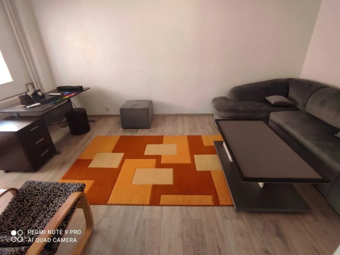 Inchiriez Apartament 2 camere Dristor - Vă prezentăm un apartament situat în DRISTOR Sector3 , Strada George Bogdan Tudor, Nr.1, Bl.22C, ET.2. Cu o suprafață generoasă de 56 mp cu balcon inchis. Caracteristici Principale: • Suprafață totală: 60 mp. • Număr de camere: 2 camere spațioase, living+ 1 dormitor • Baie dotata inclusiv cu boiler, cabina de dus si masina de spalat. • Se asigura LOC de PARCARE in spatele blocului. • apartamentul detine toate utilitatile necesare inclusiv cablu, internet wifi, televizoare in ambele camere NU se acepta animale de companie. Pretul de inchiriere: 500 Eur/luna Beneficii Adiționale: • Proximitate: Școali, Licee, Supermarketuri, Parcul IOR, Malluri, Metrou. • Acces facil la transport: în imediata apropiere pentru o conectivitate excelentă (8 min pana la statia de metrou Dristor). • Ambianță naturală: În apropiere de lacul și parcul IOR, creând un cadru de liniște și relaxare. Această proprietate nu este doar o locuință, ci o experiență de viață sofisticată și elegantă, oferind toate facilitățile necesare pentru un stil de viață modern. Se percepe 1 luna garantie plus o luna chirie platita in avans, se asigura contract inregistrat la ANAF.