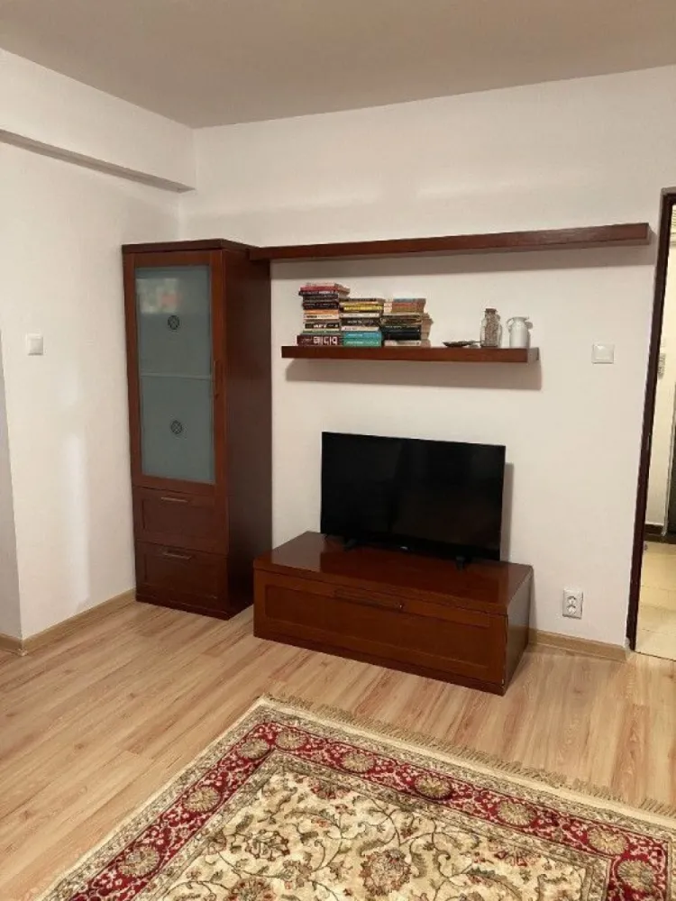 Apartament cu 2 camere de închiriat în zona Titan, Sector 3 - Apartament cu 2 camere decomandat,mobilat și utilat complet, cu loc de parcare. Este situat este la 350 m de stația de metrou Titan. Blocul este reabilitat, liftul este nou, schimbat acum cateva luni. Apartamentul este situat langa Mall Park Lake (15 min de mers pe jos), de asemenea este aproape de iesirea pe autostrada. Este situat langa scoala Hamburg (fosta scoala 195), situat la alte 5 min de gradinita cresa.
Apartamentul se află la etajul 10 al blocului, cu vedere spre parcul IOR.
În apropiere se află piața agroalimentară, Mega Image, Penny Market, Lidl, Auchan Titan.
Apartamentul are o suprafață utilă de 45,80 mp.