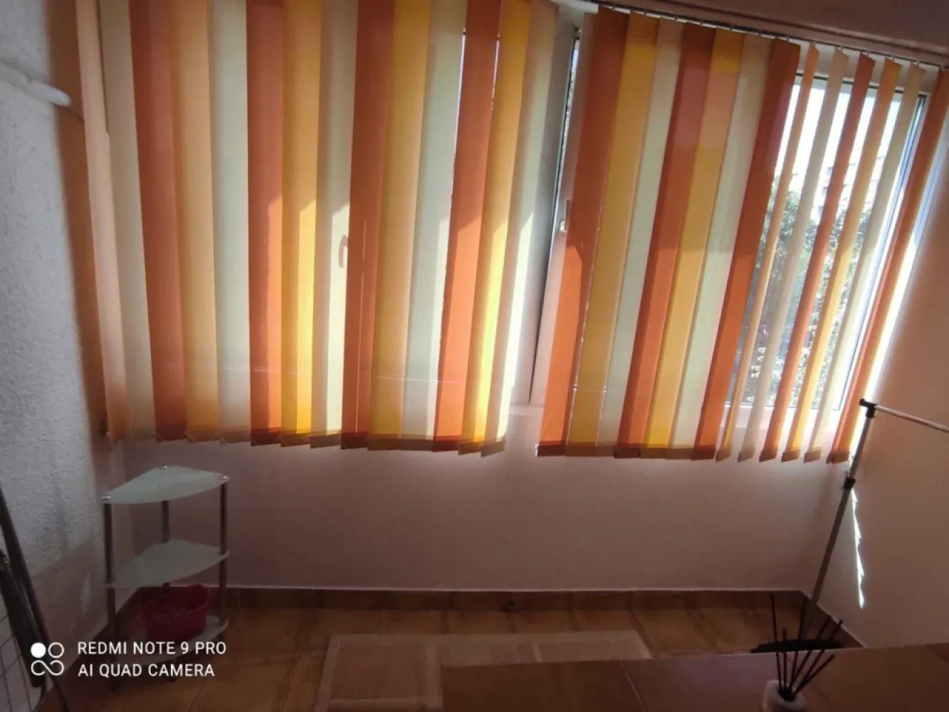 Inchiriez Apartament 2 camere Dristor - Vă prezentăm un apartament situat în DRISTOR Sector3 , Strada George Bogdan Tudor, Nr.1, Bl.22C, ET.2. Cu o suprafață generoasă de 56 mp cu balcon inchis. Caracteristici Principale: • Suprafață totală: 60 mp. • Număr de camere: 2 camere spațioase, living+ 1 dormitor • Baie dotata inclusiv cu boiler, cabina de dus si masina de spalat. • Se asigura LOC de PARCARE in spatele blocului. • apartamentul detine toate utilitatile necesare inclusiv cablu, internet wifi, televizoare in ambele camere NU se acepta animale de companie. Pretul de inchiriere: 500 Eur/luna Beneficii Adiționale: • Proximitate: Școali, Licee, Supermarketuri, Parcul IOR, Malluri, Metrou. • Acces facil la transport: în imediata apropiere pentru o conectivitate excelentă (8 min pana la statia de metrou Dristor). • Ambianță naturală: În apropiere de lacul și parcul IOR, creând un cadru de liniște și relaxare. Această proprietate nu este doar o locuință, ci o experiență de viață sofisticată și elegantă, oferind toate facilitățile necesare pentru un stil de viață modern. Se percepe 1 luna garantie plus o luna chirie platita in avans, se asigura contract inregistrat la ANAF.