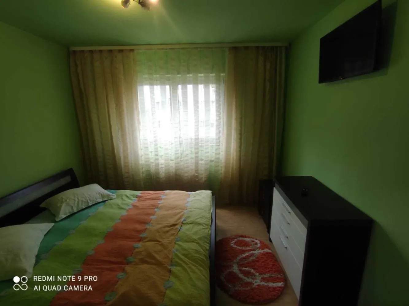 Inchiriez Apartament 2 camere Dristor - Vă prezentăm un apartament situat în DRISTOR Sector3 , Strada George Bogdan Tudor, Nr.1, Bl.22C, ET.2. Cu o suprafață generoasă de 56 mp cu balcon inchis. Caracteristici Principale: • Suprafață totală: 60 mp. • Număr de camere: 2 camere spațioase, living+ 1 dormitor • Baie dotata inclusiv cu boiler, cabina de dus si masina de spalat. • Se asigura LOC de PARCARE in spatele blocului. • apartamentul detine toate utilitatile necesare inclusiv cablu, internet wifi, televizoare in ambele camere NU se acepta animale de companie. Pretul de inchiriere: 500 Eur/luna Beneficii Adiționale: • Proximitate: Școali, Licee, Supermarketuri, Parcul IOR, Malluri, Metrou. • Acces facil la transport: în imediata apropiere pentru o conectivitate excelentă (8 min pana la statia de metrou Dristor). • Ambianță naturală: În apropiere de lacul și parcul IOR, creând un cadru de liniște și relaxare. Această proprietate nu este doar o locuință, ci o experiență de viață sofisticată și elegantă, oferind toate facilitățile necesare pentru un stil de viață modern. Se percepe 1 luna garantie plus o luna chirie platita in avans, se asigura contract inregistrat la ANAF.