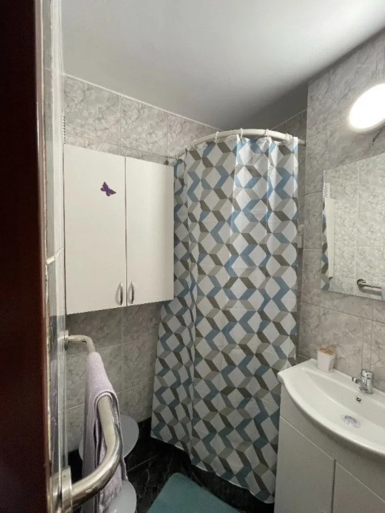 Apartament cu 2 camere de închiriat în zona Titan, Sector 3 - Apartament cu 2 camere decomandat,mobilat și utilat complet, cu loc de parcare. Este situat este la 350 m de stația de metrou Titan. Blocul este reabilitat, liftul este nou, schimbat acum cateva luni. Apartamentul este situat langa Mall Park Lake (15 min de mers pe jos), de asemenea este aproape de iesirea pe autostrada. Este situat langa scoala Hamburg (fosta scoala 195), situat la alte 5 min de gradinita cresa.
Apartamentul se află la etajul 10 al blocului, cu vedere spre parcul IOR.
În apropiere se află piața agroalimentară, Mega Image, Penny Market, Lidl, Auchan Titan.
Apartamentul are o suprafață utilă de 45,80 mp.