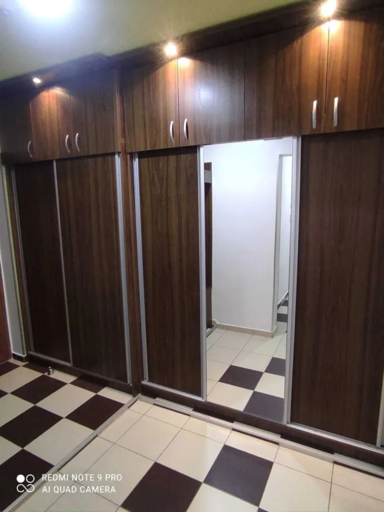 Inchiriez Apartament 2 camere Dristor - Vă prezentăm un apartament situat în DRISTOR Sector3 , Strada George Bogdan Tudor, Nr.1, Bl.22C, ET.2. Cu o suprafață generoasă de 56 mp cu balcon inchis. Caracteristici Principale: • Suprafață totală: 60 mp. • Număr de camere: 2 camere spațioase, living+ 1 dormitor • Baie dotata inclusiv cu boiler, cabina de dus si masina de spalat. • Se asigura LOC de PARCARE in spatele blocului. • apartamentul detine toate utilitatile necesare inclusiv cablu, internet wifi, televizoare in ambele camere NU se acepta animale de companie. Pretul de inchiriere: 500 Eur/luna Beneficii Adiționale: • Proximitate: Școali, Licee, Supermarketuri, Parcul IOR, Malluri, Metrou. • Acces facil la transport: în imediata apropiere pentru o conectivitate excelentă (8 min pana la statia de metrou Dristor). • Ambianță naturală: În apropiere de lacul și parcul IOR, creând un cadru de liniște și relaxare. Această proprietate nu este doar o locuință, ci o experiență de viață sofisticată și elegantă, oferind toate facilitățile necesare pentru un stil de viață modern. Se percepe 1 luna garantie plus o luna chirie platita in avans, se asigura contract inregistrat la ANAF.