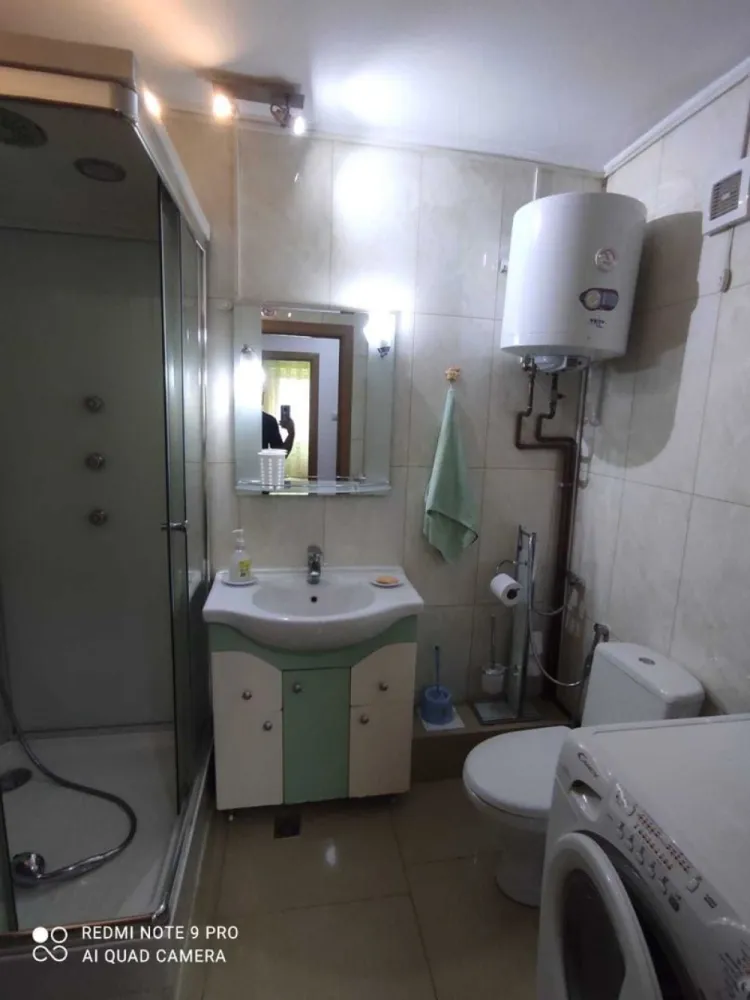 Inchiriez Apartament 2 camere Dristor - Vă prezentăm un apartament situat în DRISTOR Sector3 , Strada George Bogdan Tudor, Nr.1, Bl.22C, ET.2. Cu o suprafață generoasă de 56 mp cu balcon inchis. Caracteristici Principale: • Suprafață totală: 60 mp. • Număr de camere: 2 camere spațioase, living+ 1 dormitor • Baie dotata inclusiv cu boiler, cabina de dus si masina de spalat. • Se asigura LOC de PARCARE in spatele blocului. • apartamentul detine toate utilitatile necesare inclusiv cablu, internet wifi, televizoare in ambele camere NU se acepta animale de companie. Pretul de inchiriere: 500 Eur/luna Beneficii Adiționale: • Proximitate: Școali, Licee, Supermarketuri, Parcul IOR, Malluri, Metrou. • Acces facil la transport: în imediata apropiere pentru o conectivitate excelentă (8 min pana la statia de metrou Dristor). • Ambianță naturală: În apropiere de lacul și parcul IOR, creând un cadru de liniște și relaxare. Această proprietate nu este doar o locuință, ci o experiență de viață sofisticată și elegantă, oferind toate facilitățile necesare pentru un stil de viață modern. Se percepe 1 luna garantie plus o luna chirie platita in avans, se asigura contract inregistrat la ANAF.
