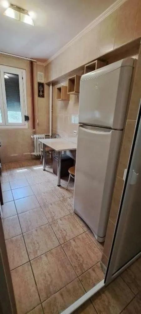ageuropa.ro închiriaza ap 2 cam Baba Novac etaj - Agenția EUROPA închiriază apartament mobilat si utilat cu 2 camere semidecomandate. Zona Baba Novac, la 5 minute de parcul IOR si Mall ParkLake Statie troleibuz 70, 79 si 92 si autobuz 311 la 2 minute. La 10 minute de metrou Dristor. Pentru mai multe oferte accesați www.ageuropa.ro.
