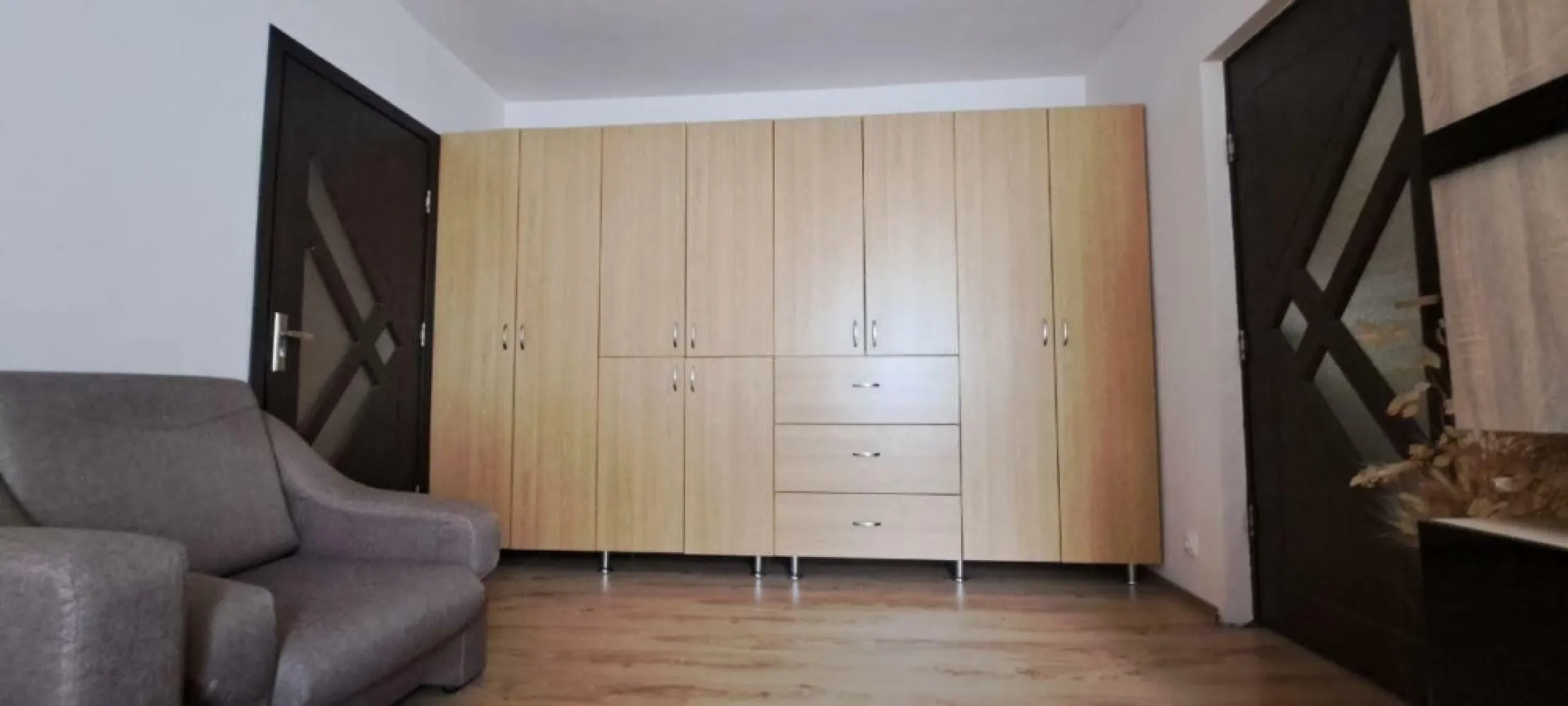 ageuropa.ro închiriaza ap 2 cam Baba Novac etaj - Agenția EUROPA închiriază apartament mobilat si utilat cu 2 camere semidecomandate. Zona Baba Novac, la 5 minute de parcul IOR si Mall ParkLake Statie troleibuz 70, 79 si 92 si autobuz 311 la 2 minute. La 10 minute de metrou Dristor. Pentru mai multe oferte accesați www.ageuropa.ro.