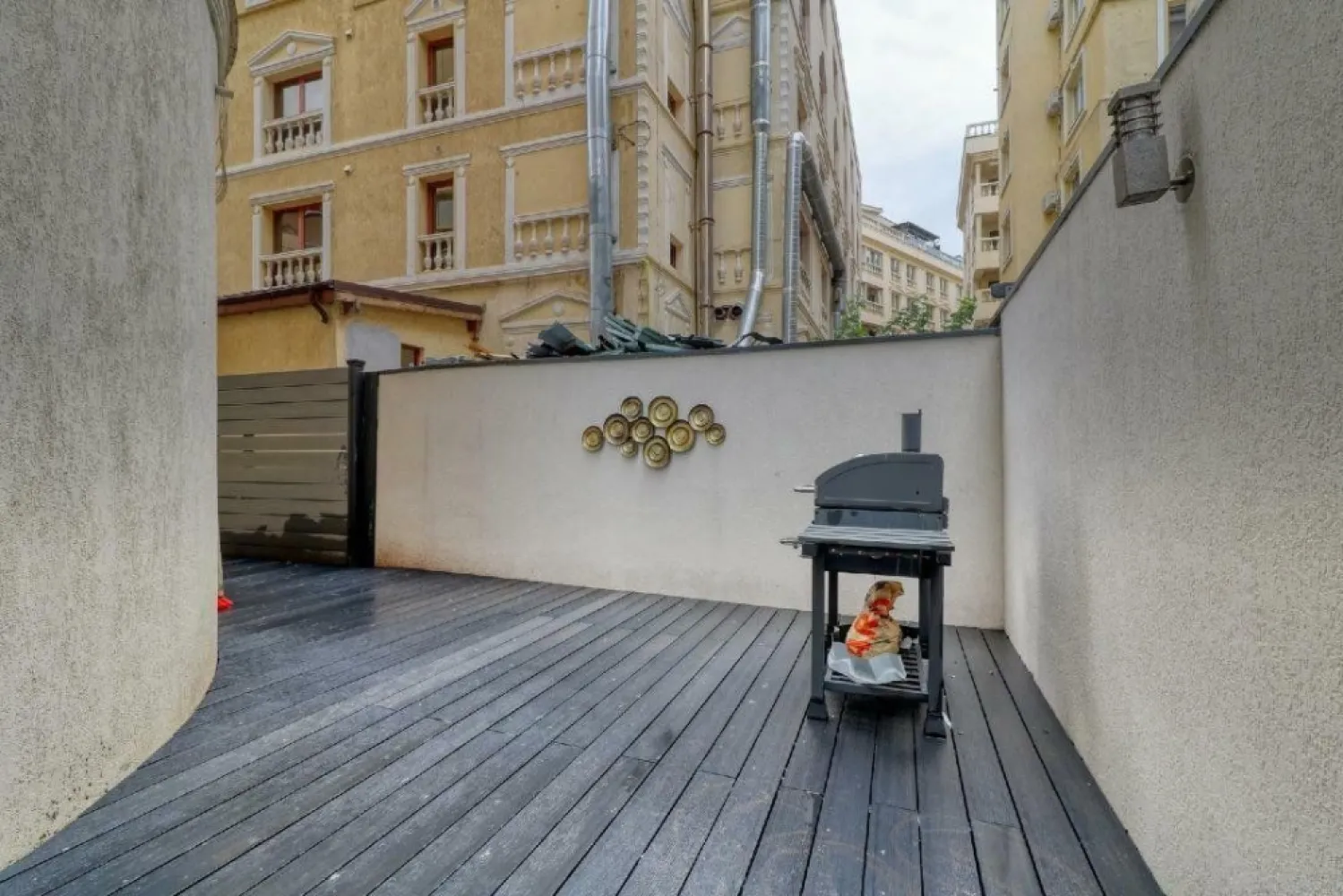 Apartament de lux cu 4 camere , lângă Parcul Herăstrău - Experimentaţi luxul suprem în această proprietate spectaculoasă, cu 4 camere spaţioase, 3 băi moderne şi un dressing elegant, întinsă pe o suprafaţă generoasă de 150 mÂ˛, la doar 5 minute de Parcul Herăstrău. Combinând rafinamentul unui design interior de excepţie cu cele mai înalte standarde de confort, acest apartament este o adevărată oază de stil şi relaxare. Vă veţi bucura de o terasă privată impresionantă de 60 mÂ˛, accesibilă din fiecare dormitor, oferindu-vă un spaţiu exclusiv şi intim. Situată într-o zonă de elită, proprietatea vă oferă nu doar acces facil la Parcul Herăstrău, ci şi la cele mai selecte restaurante, atracţii premium şi o viaţă urbană la cele mai înalte standarde. În complex, beneficiaţi de securitate non-stop şi facilităţi de top, precum restaurante, saloane de coafură, o sală de fitness ultramodernă şi o piscină destinată tuturor vârstelor. În plus, cele mai prestigioase şcoli private sunt situate în imediata apropiere. Din cauza restricţiilor privind numărul de imagini, nu am putut publica toate fotografiile proprietăţii. Pentru detalii suplimentare şi o experienţă completă, vă invit să mă contactaţi direct la numărul . Această oportunitate rară este exact ce căutaţi pentru un stil de viaţă exclusivist!
