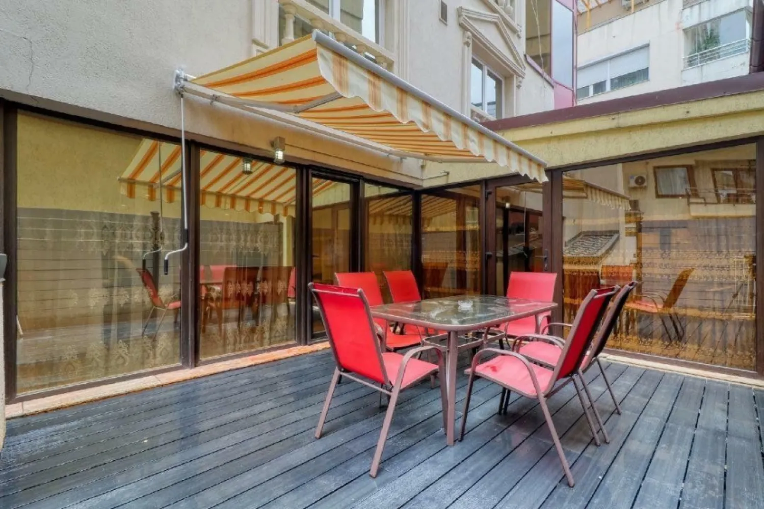 Apartament de lux cu 4 camere , lângă Parcul Herăstrău - Experimentaţi luxul suprem în această proprietate spectaculoasă, cu 4 camere spaţioase, 3 băi moderne şi un dressing elegant, întinsă pe o suprafaţă generoasă de 150 mÂ˛, la doar 5 minute de Parcul Herăstrău. Combinând rafinamentul unui design interior de excepţie cu cele mai înalte standarde de confort, acest apartament este o adevărată oază de stil şi relaxare. Vă veţi bucura de o terasă privată impresionantă de 60 mÂ˛, accesibilă din fiecare dormitor, oferindu-vă un spaţiu exclusiv şi intim. Situată într-o zonă de elită, proprietatea vă oferă nu doar acces facil la Parcul Herăstrău, ci şi la cele mai selecte restaurante, atracţii premium şi o viaţă urbană la cele mai înalte standarde. În complex, beneficiaţi de securitate non-stop şi facilităţi de top, precum restaurante, saloane de coafură, o sală de fitness ultramodernă şi o piscină destinată tuturor vârstelor. În plus, cele mai prestigioase şcoli private sunt situate în imediata apropiere. Din cauza restricţiilor privind numărul de imagini, nu am putut publica toate fotografiile proprietăţii. Pentru detalii suplimentare şi o experienţă completă, vă invit să mă contactaţi direct la numărul . Această oportunitate rară este exact ce căutaţi pentru un stil de viaţă exclusivist!