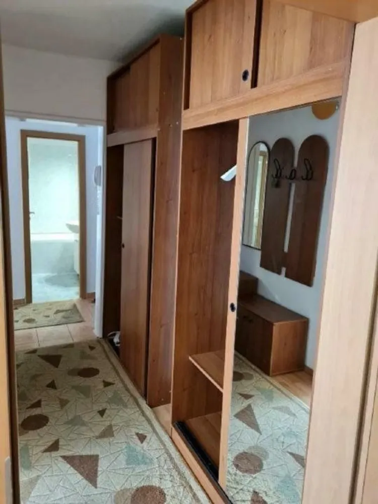 Inchiriez apartament cu 2 camere - Închiriez apartament cu 2 camere decomodat, confort 1, în zona Dristor, bloc anvelopat şi reabilitat, cu suprafaţa utilă 53 mp. Apartamentul se află la 2 min de staţia de metrou Dristor 2. Detalii proprietate: - Decomandat, mobilat si utilat - Compartimentare: 2 camere, 1 baie, bucatarie inchisa, hol, balcon exterior închis - O cameră e amenajată cu pat matrimonial 160/200 cm, aer conditionat, TV - A 2 cameră- canapea extensibilă şi dressing generos - Bucatarie: aragaz, masina spalat vase, detector gaz, frigider, cuptor cu microunde - Baie: cada - Masina spalat rufe LG - Loc parcare lângă intrarea în scară - Bloc 1974, etaj 10/10, lift Pret 500 euro, plata o luna in avans si o luna drept garantie. Contract ANAF.
