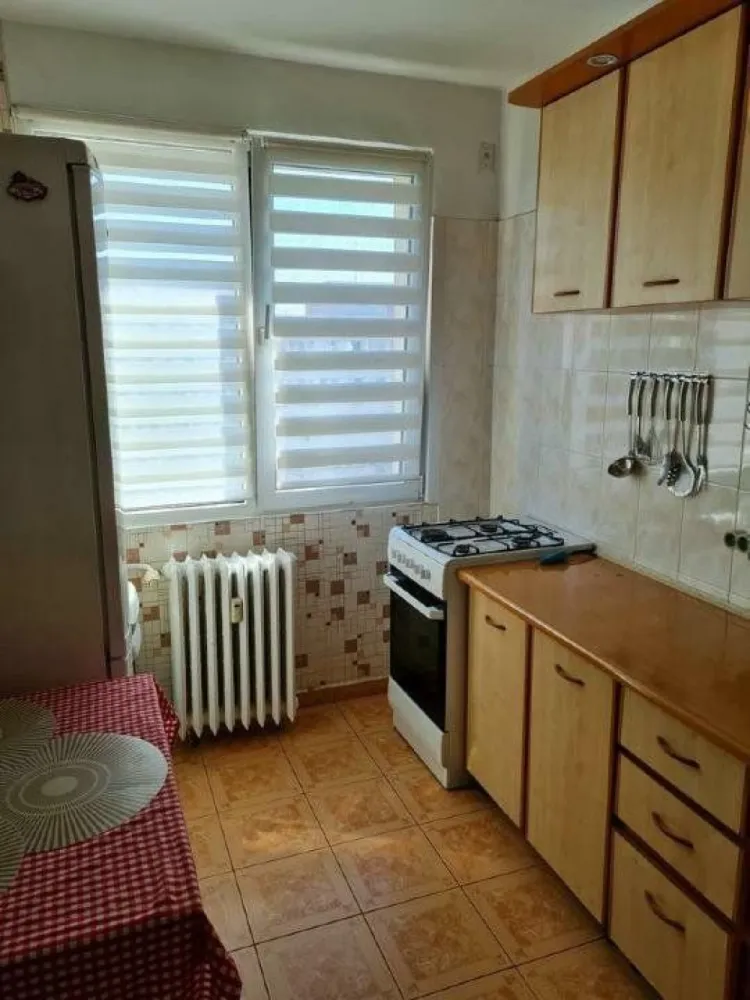 Inchiriez apartament cu 2 camere - Închiriez apartament cu 2 camere decomodat, confort 1, în zona Dristor, bloc anvelopat şi reabilitat, cu suprafaţa utilă 53 mp. Apartamentul se află la 2 min de staţia de metrou Dristor 2. Detalii proprietate: - Decomandat, mobilat si utilat - Compartimentare: 2 camere, 1 baie, bucatarie inchisa, hol, balcon exterior închis - O cameră e amenajată cu pat matrimonial 160/200 cm, aer conditionat, TV - A 2 cameră- canapea extensibilă şi dressing generos - Bucatarie: aragaz, masina spalat vase, detector gaz, frigider, cuptor cu microunde - Baie: cada - Masina spalat rufe LG - Loc parcare lângă intrarea în scară - Bloc 1974, etaj 10/10, lift Pret 500 euro, plata o luna in avans si o luna drept garantie. Contract ANAF.