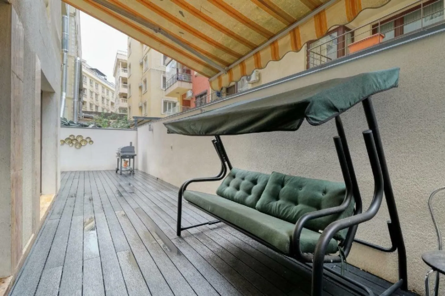Apartament de lux cu 4 camere , lângă Parcul Herăstrău - Experimentaţi luxul suprem în această proprietate spectaculoasă, cu 4 camere spaţioase, 3 băi moderne şi un dressing elegant, întinsă pe o suprafaţă generoasă de 150 mÂ˛, la doar 5 minute de Parcul Herăstrău. Combinând rafinamentul unui design interior de excepţie cu cele mai înalte standarde de confort, acest apartament este o adevărată oază de stil şi relaxare. Vă veţi bucura de o terasă privată impresionantă de 60 mÂ˛, accesibilă din fiecare dormitor, oferindu-vă un spaţiu exclusiv şi intim. Situată într-o zonă de elită, proprietatea vă oferă nu doar acces facil la Parcul Herăstrău, ci şi la cele mai selecte restaurante, atracţii premium şi o viaţă urbană la cele mai înalte standarde. În complex, beneficiaţi de securitate non-stop şi facilităţi de top, precum restaurante, saloane de coafură, o sală de fitness ultramodernă şi o piscină destinată tuturor vârstelor. În plus, cele mai prestigioase şcoli private sunt situate în imediata apropiere. Din cauza restricţiilor privind numărul de imagini, nu am putut publica toate fotografiile proprietăţii. Pentru detalii suplimentare şi o experienţă completă, vă invit să mă contactaţi direct la numărul . Această oportunitate rară este exact ce căutaţi pentru un stil de viaţă exclusivist!