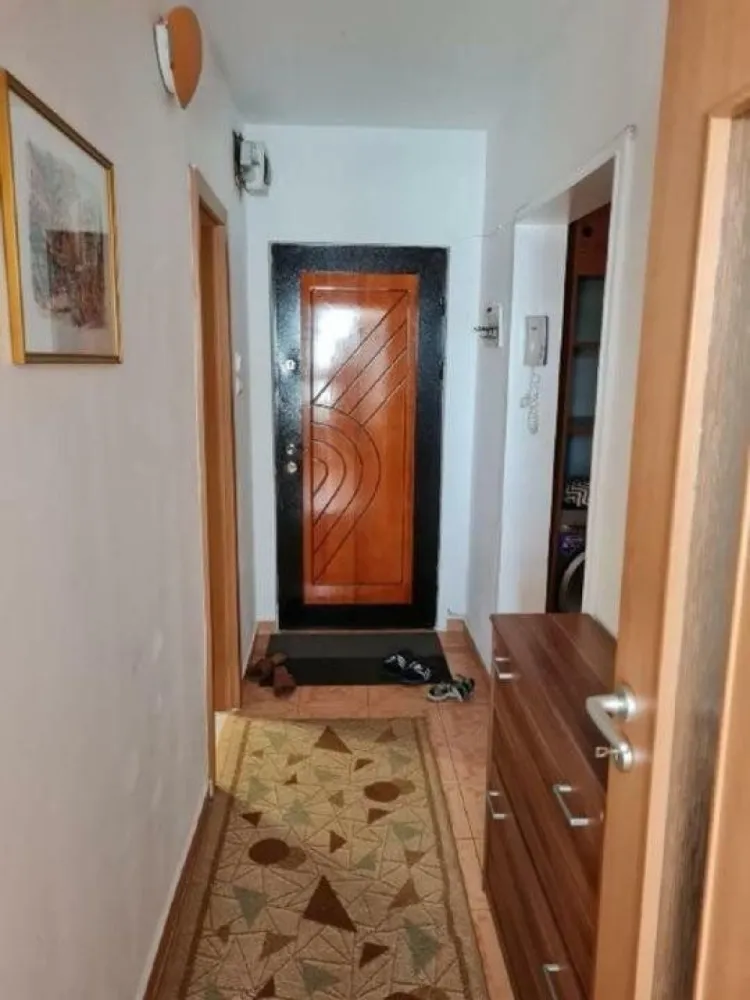 Inchiriez apartament cu 2 camere - Închiriez apartament cu 2 camere decomodat, confort 1, în zona Dristor, bloc anvelopat şi reabilitat, cu suprafaţa utilă 53 mp. Apartamentul se află la 2 min de staţia de metrou Dristor 2. Detalii proprietate: - Decomandat, mobilat si utilat - Compartimentare: 2 camere, 1 baie, bucatarie inchisa, hol, balcon exterior închis - O cameră e amenajată cu pat matrimonial 160/200 cm, aer conditionat, TV - A 2 cameră- canapea extensibilă şi dressing generos - Bucatarie: aragaz, masina spalat vase, detector gaz, frigider, cuptor cu microunde - Baie: cada - Masina spalat rufe LG - Loc parcare lângă intrarea în scară - Bloc 1974, etaj 10/10, lift Pret 500 euro, plata o luna in avans si o luna drept garantie. Contract ANAF.